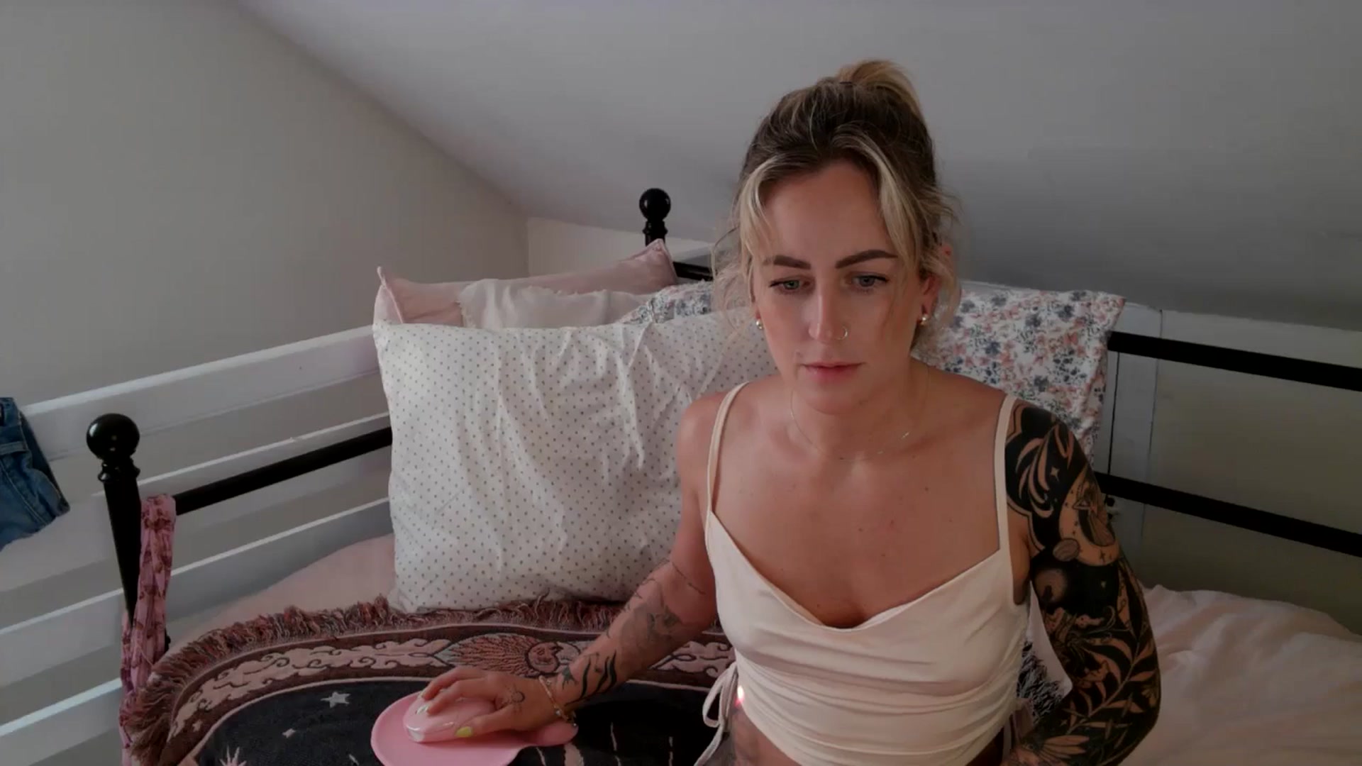 Gallery image thumbnail from Lena_bee's myfreecams stream on, 08/10/2024, 23:00 image 2 of 20