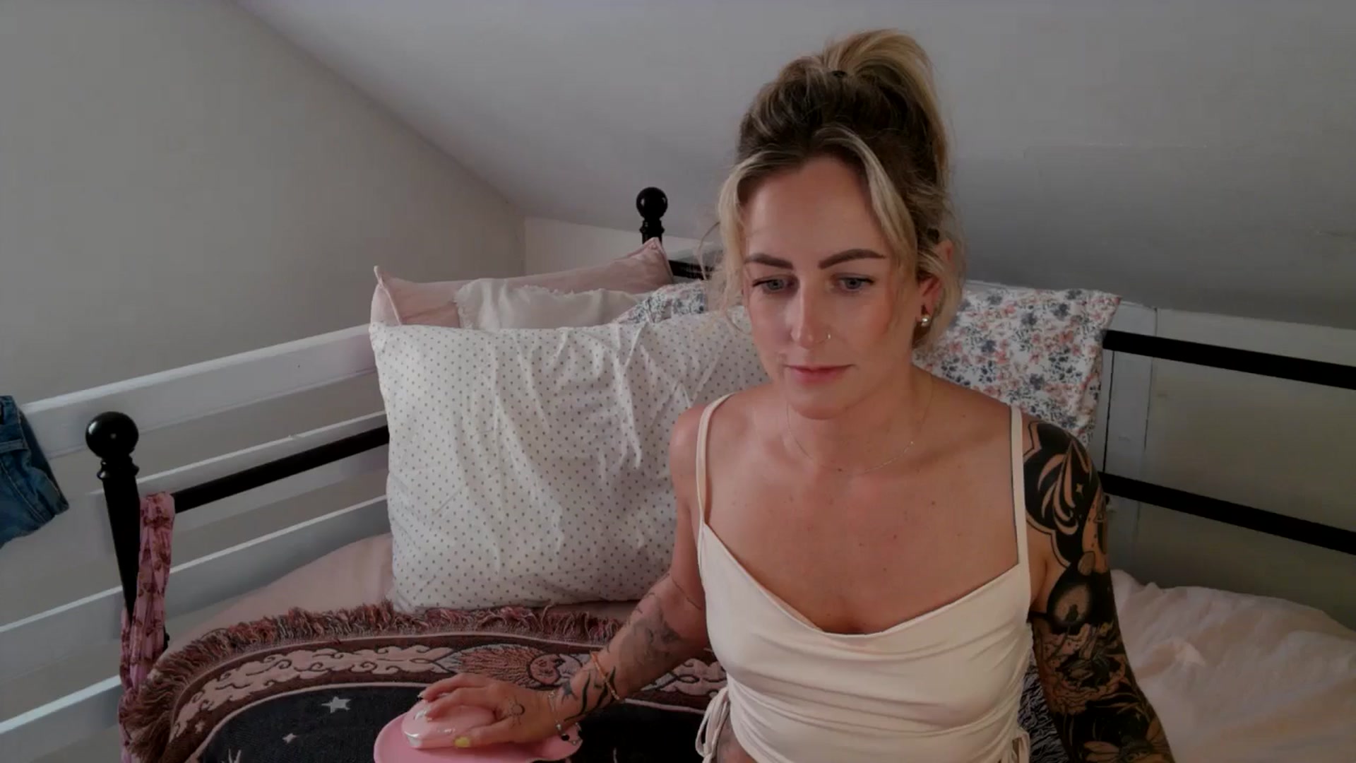 Gallery image thumbnail from Lena_bee's myfreecams stream on, 08/10/2024, 23:00 image 8 of 20