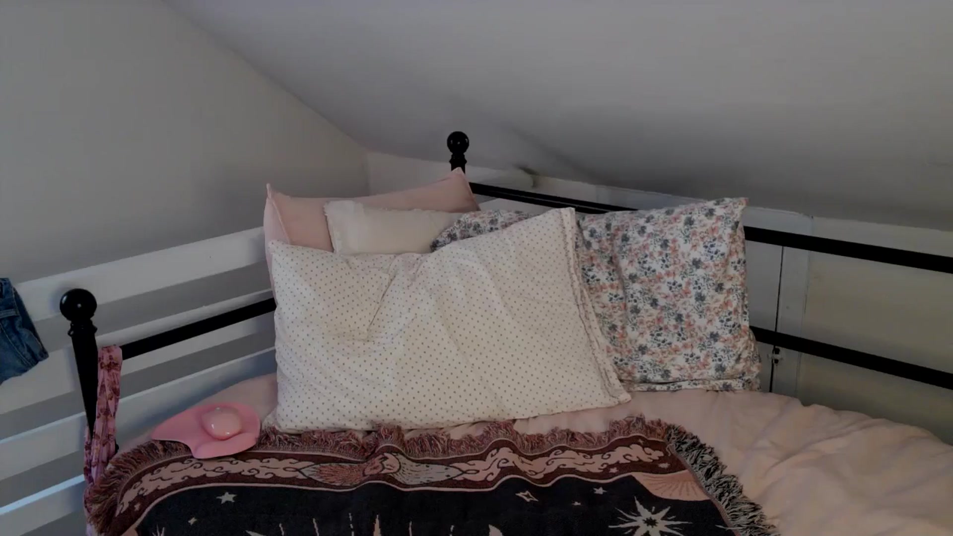 Gallery image thumbnail from Lena_bee's myfreecams stream on, 08/10/2024, 23:00 image 17 of 20