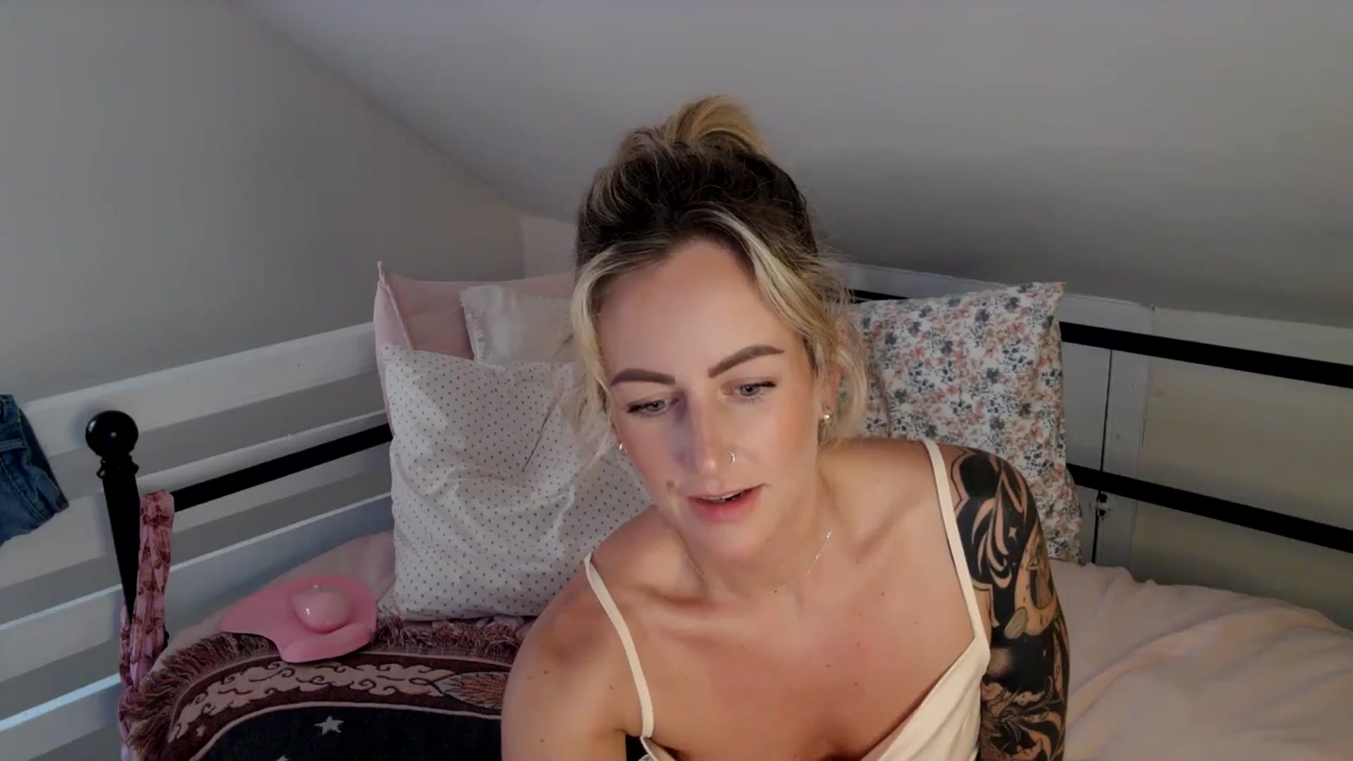 Gallery image thumbnail from Lena_bee's myfreecams stream on, 08/10/2024, 23:00 image 18 of 20