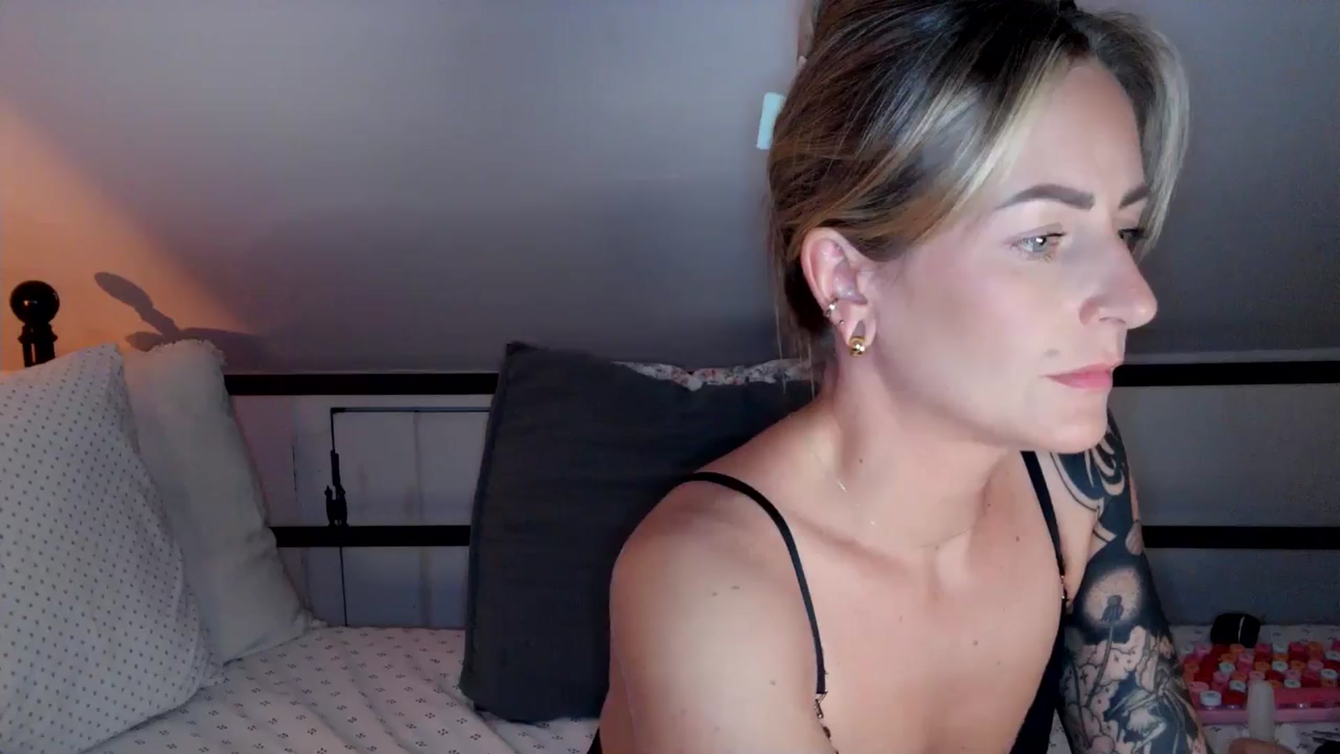 Gallery image thumbnail from Lena_bee's myfreecams stream on, 08/14/2024, 05:08 image 1 of 20