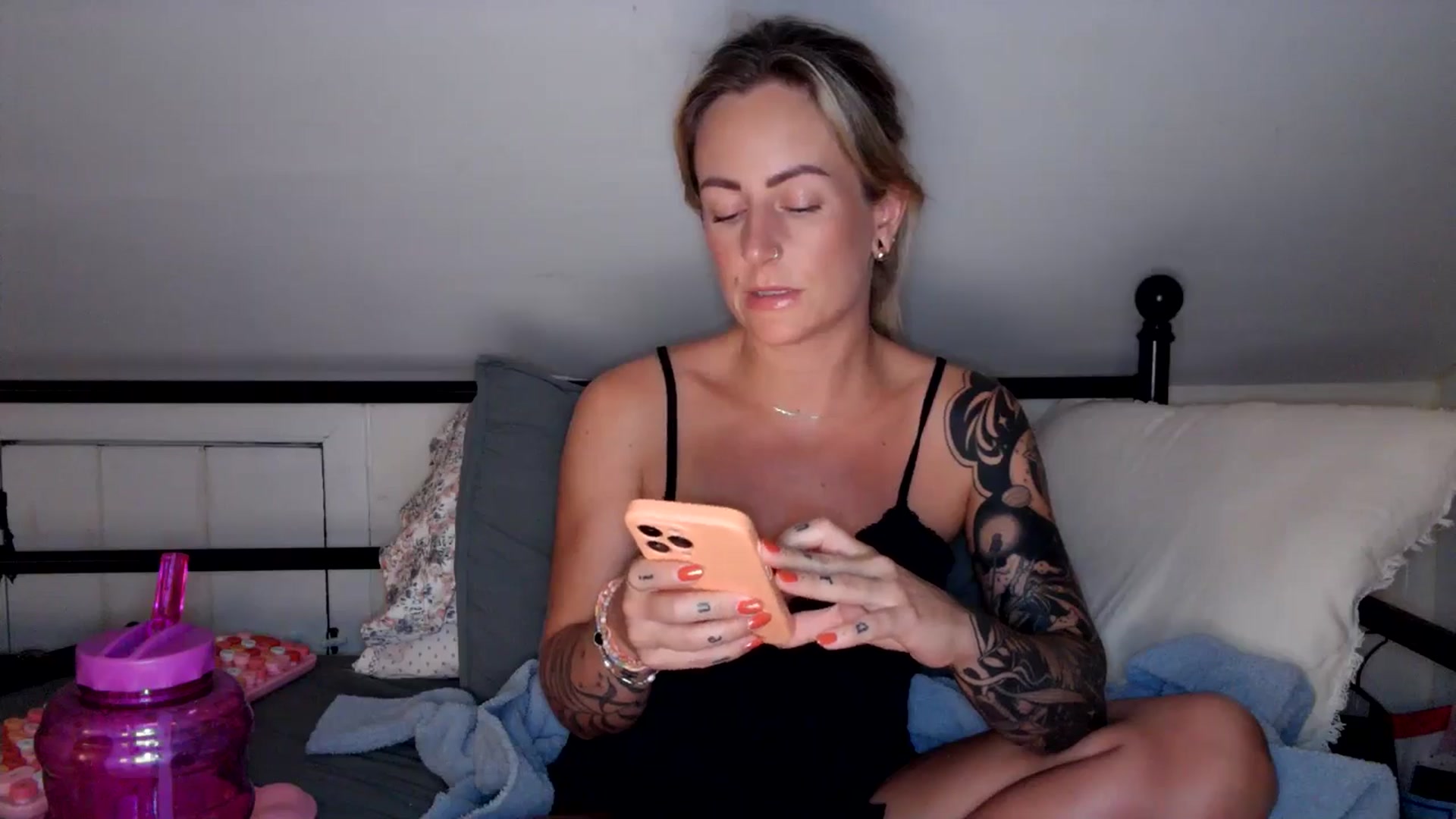Gallery image thumbnail from Lena_bee's myfreecams stream on, 08/18/2024, 04:33 image 17 of 20