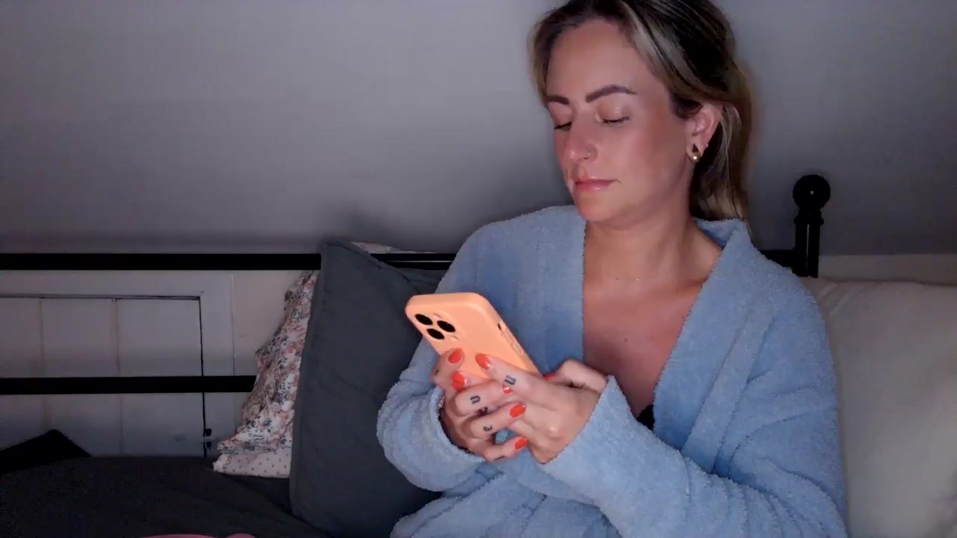 Gallery image thumbnail from Lena_bee's myfreecams stream on, 08/18/2024, 04:33 image 3 of 20
