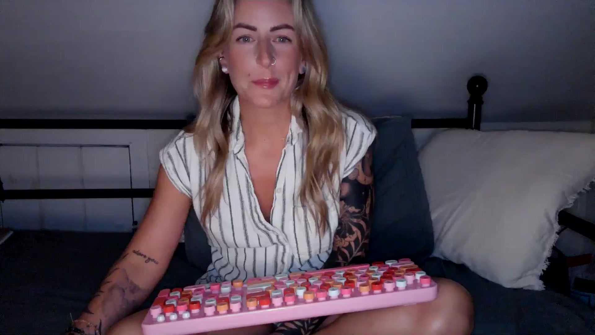 Gallery image thumbnail from Lena_bee's myfreecams stream on, 08/20/2024, 03:33 image 15 of 20