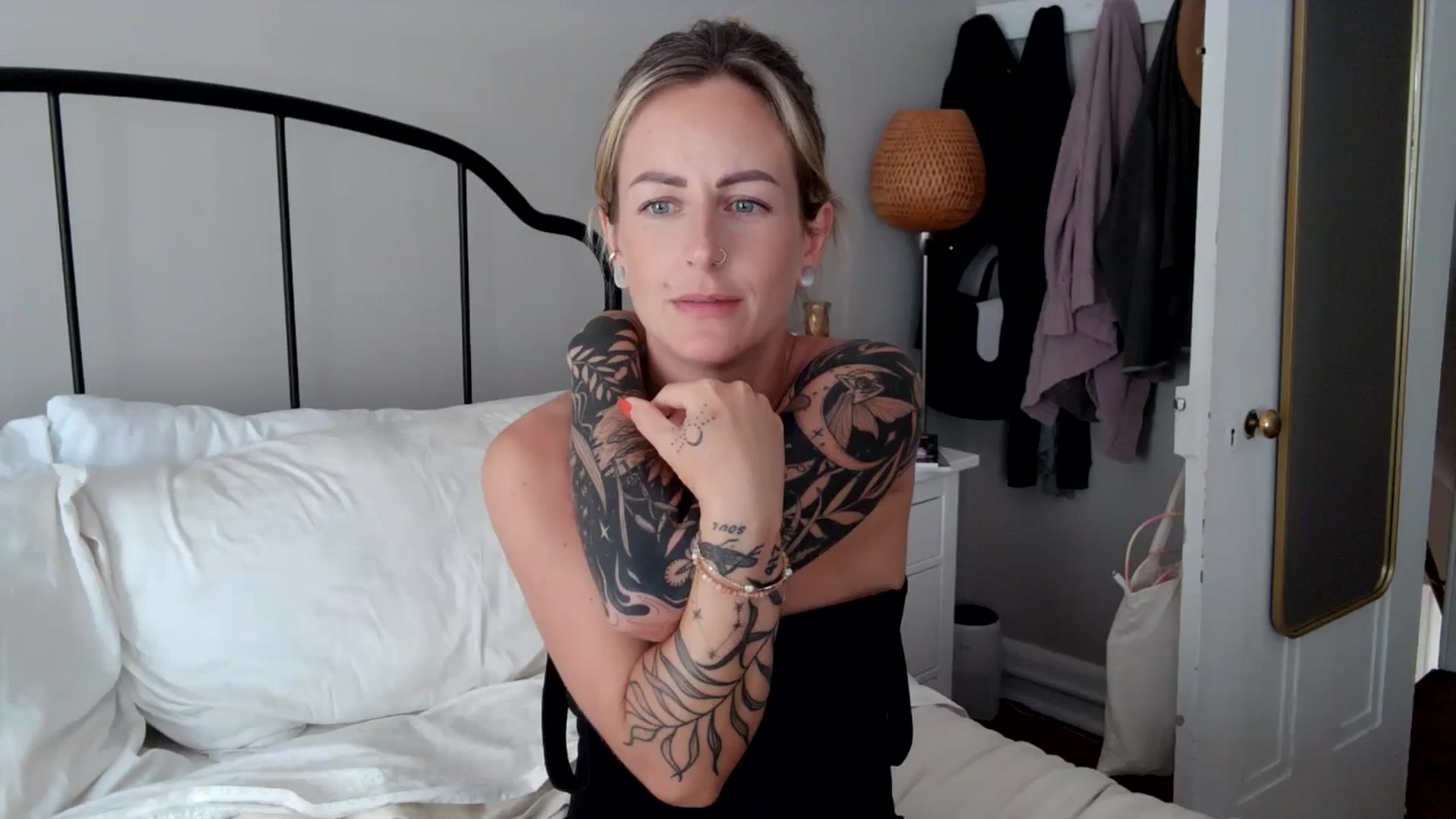 Gallery image thumbnail from Lena_bee's myfreecams stream on, 08/27/2024, 19:43 image 10 of 20