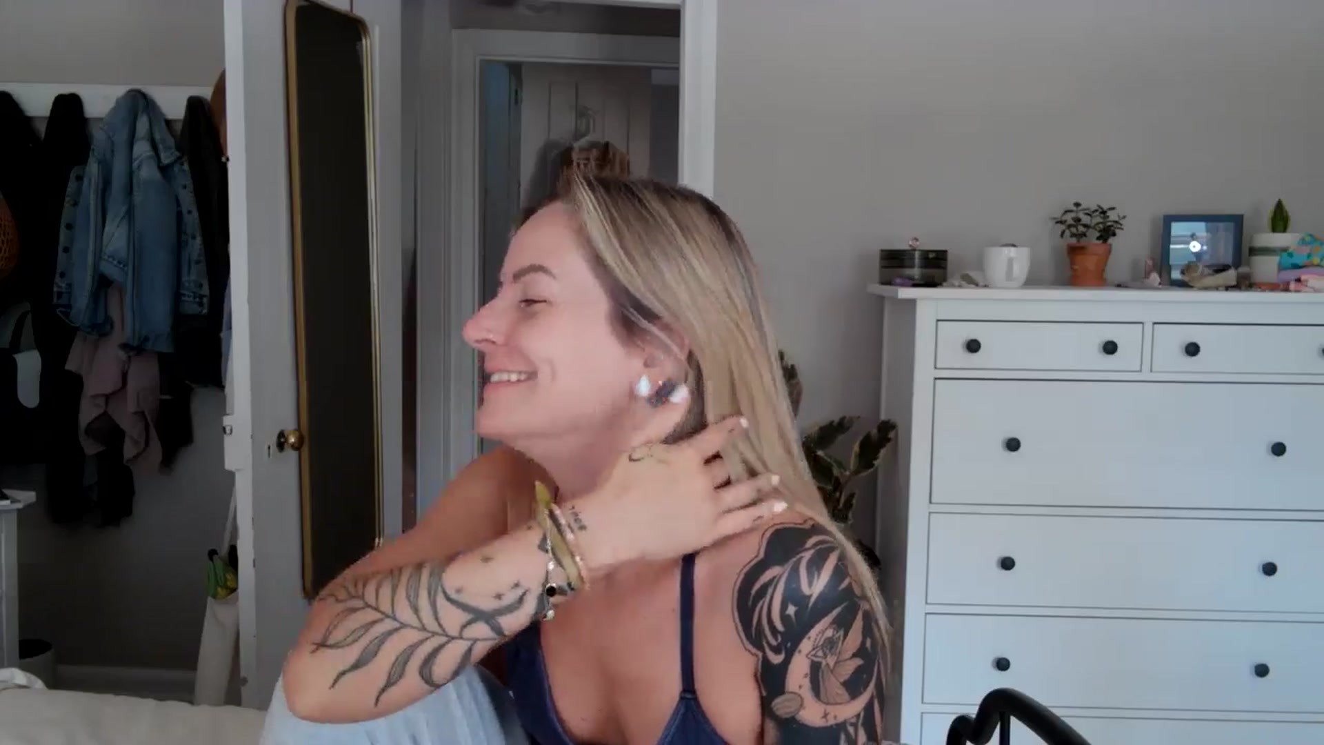 Gallery image thumbnail from Lena_bee's myfreecams stream on, 09/03/2024, 16:28 image 12 of 20