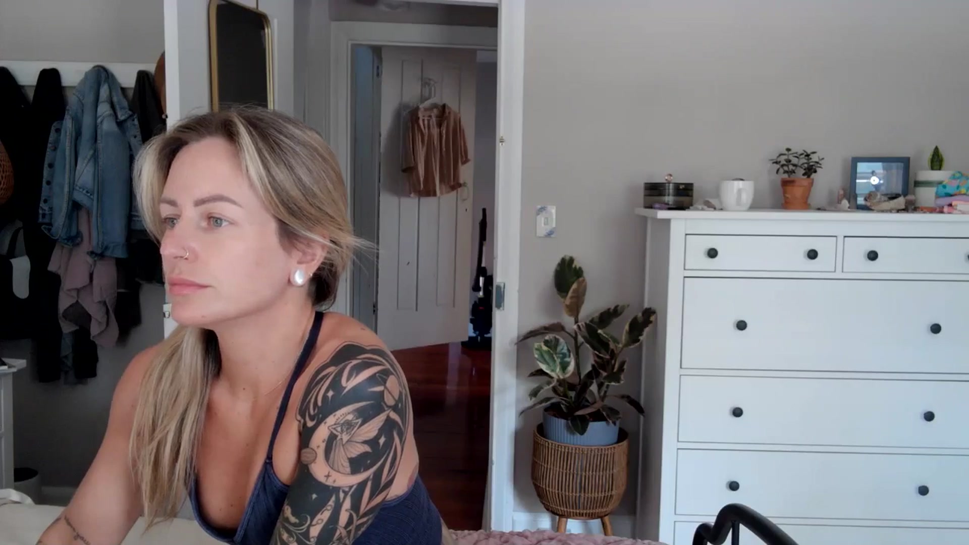Gallery image thumbnail from Lena_bee's myfreecams stream on, 09/03/2024, 16:28 image 10 of 20