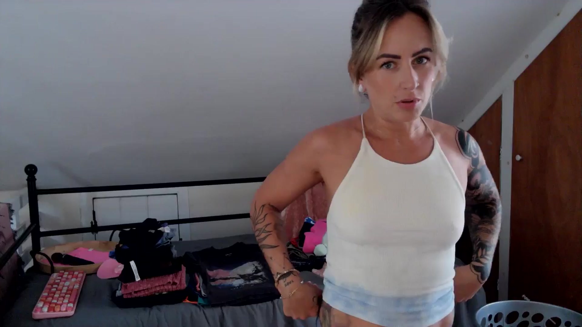 Gallery image thumbnail from Lena_bee's myfreecams stream on, 09/05/2024, 16:53 image 12 of 20
