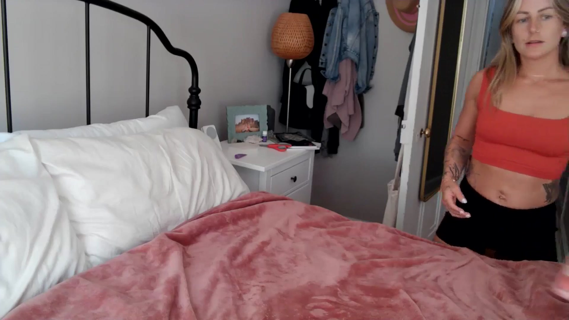Gallery image thumbnail from Lena_bee's myfreecams stream on, 09/11/2024, 19:35 image 2 of 20
