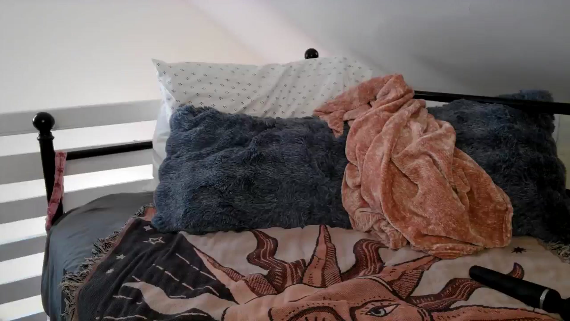 Gallery image thumbnail from Lena_bee's myfreecams stream on, 10/08/2024, 19:52 image 7 of 20