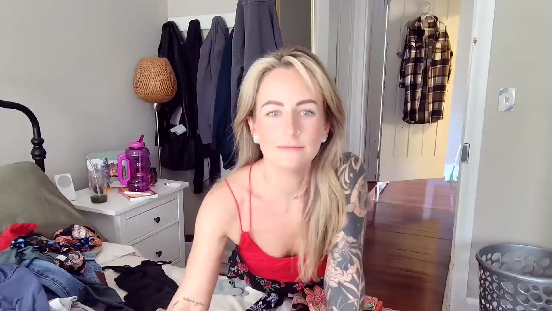 Gallery image thumbnail from Lena_bee's myfreecams stream on, 10/23/2024, 18:44 image 4 of 20
