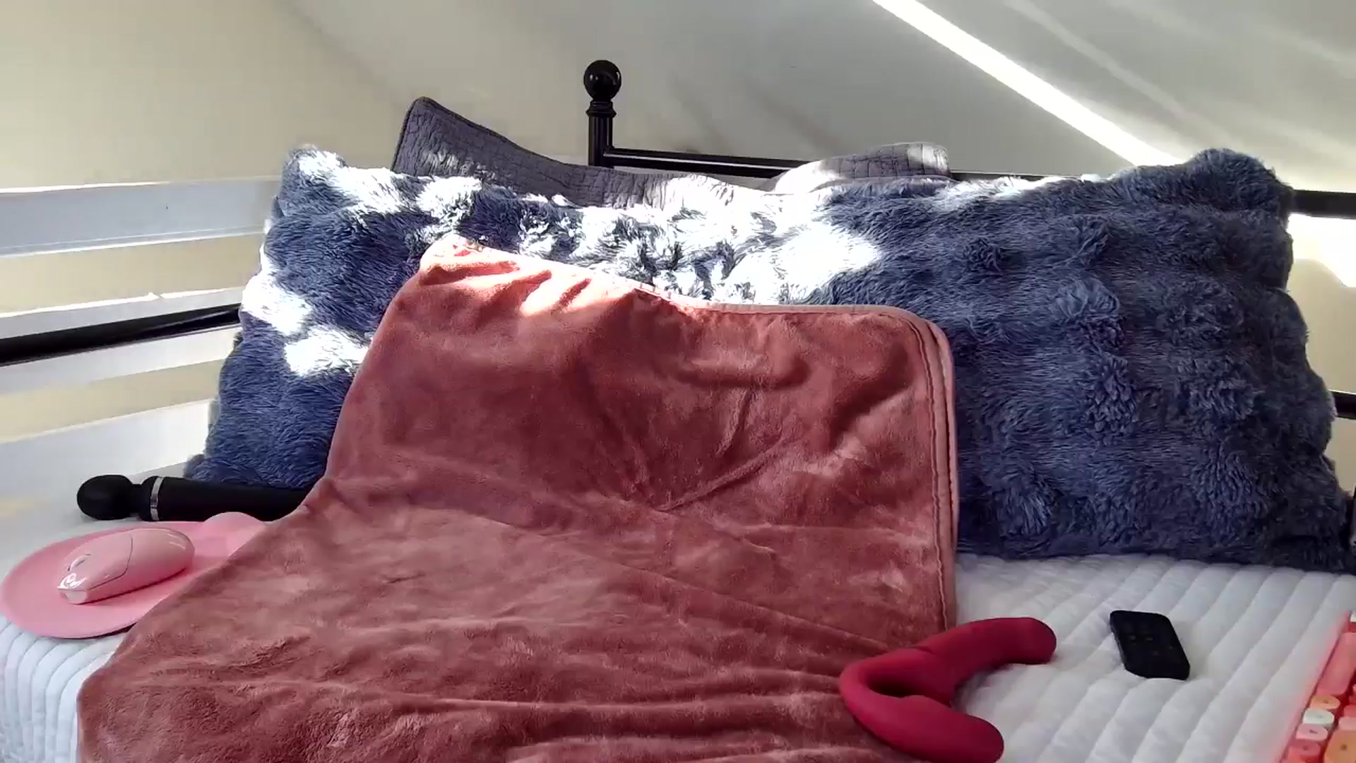 Gallery image thumbnail from Lena_bee's myfreecams stream on, 11/11/2024, 20:40 image 16 of 20