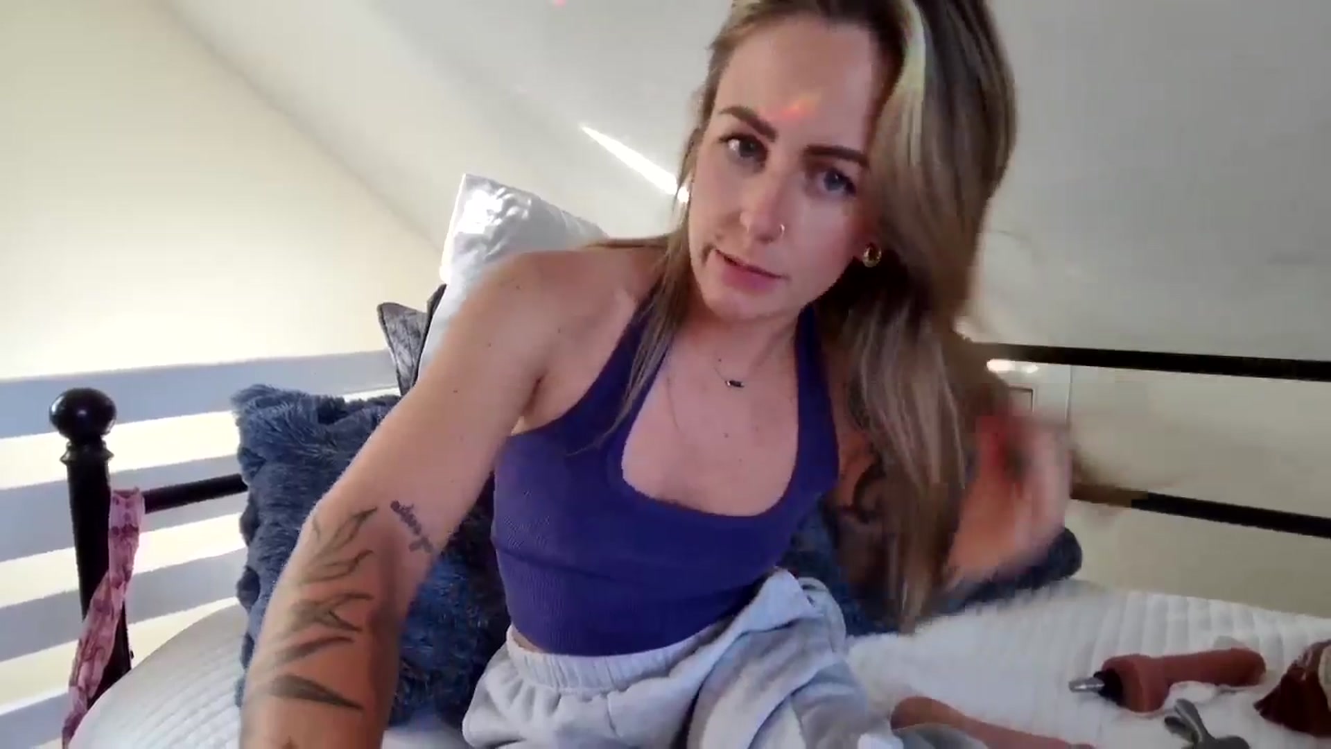 Gallery image thumbnail from Lena_bee's myfreecams stream on, 11/18/2024, 19:53 image 17 of 20