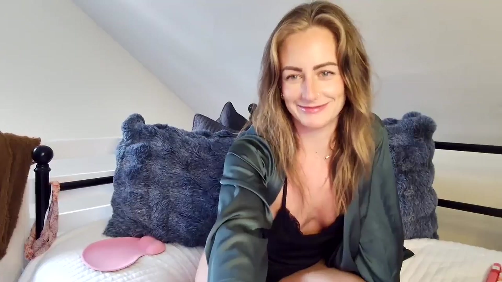 Gallery image thumbnail from Lena_bee's myfreecams stream on, 12/17/2024, 19:19 image 14 of 20