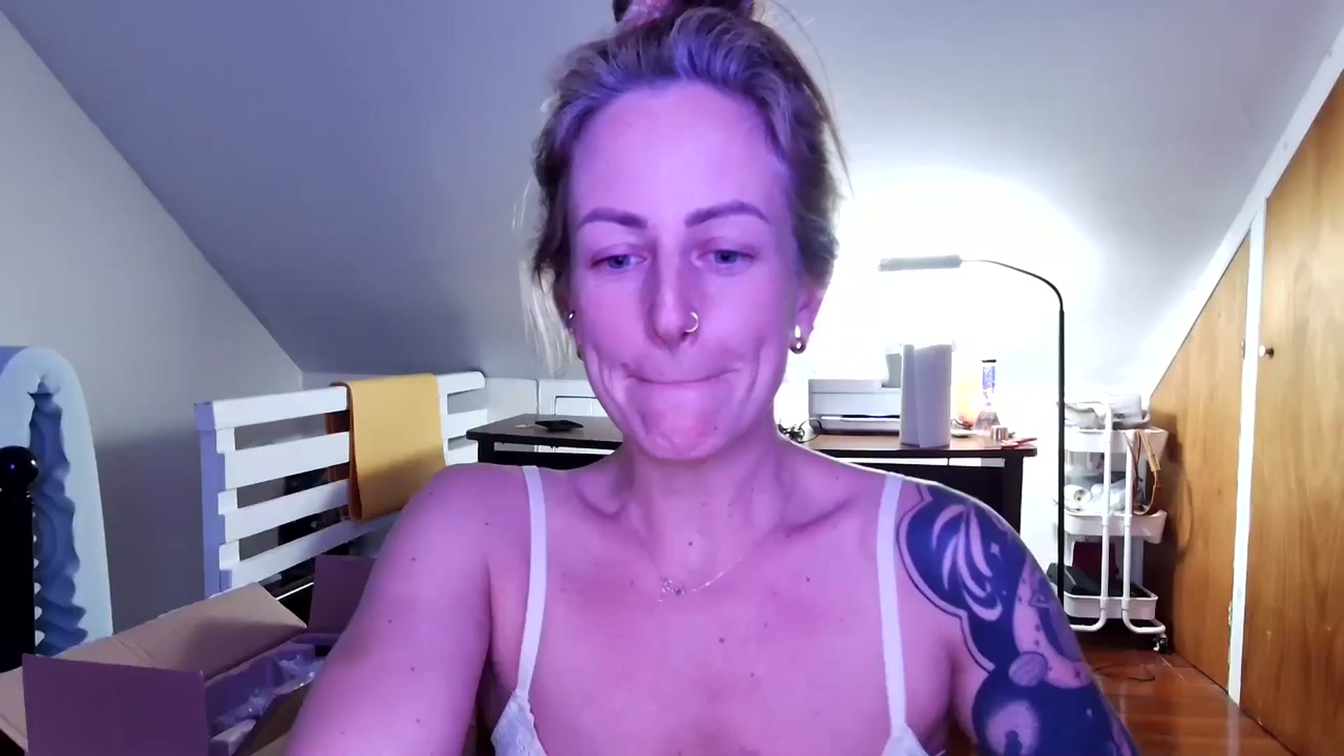 Gallery image thumbnail from Lena_bee's myfreecams stream on, 04/01/2025, 05:31 image 1 of 20