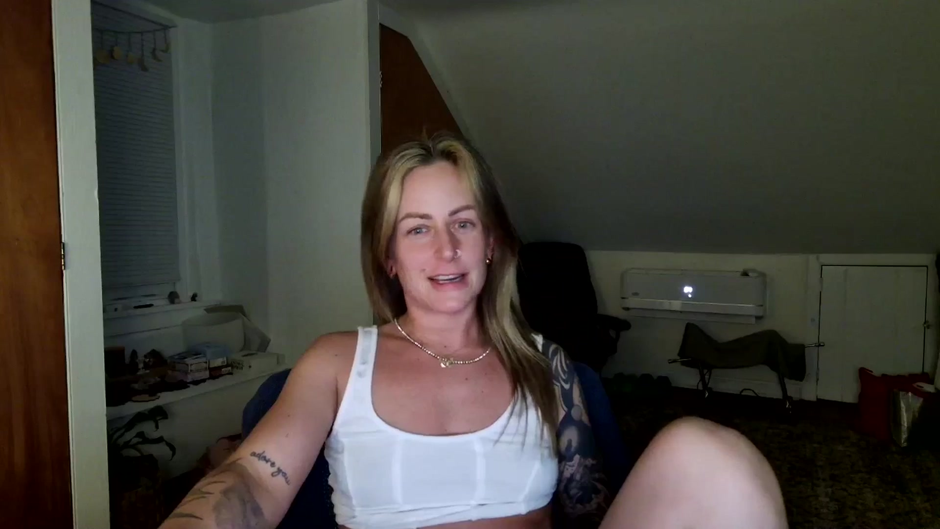 Gallery image thumbnail from Lena_bee's myfreecams stream on, 04/16/2025, 05:17 image 11 of 20