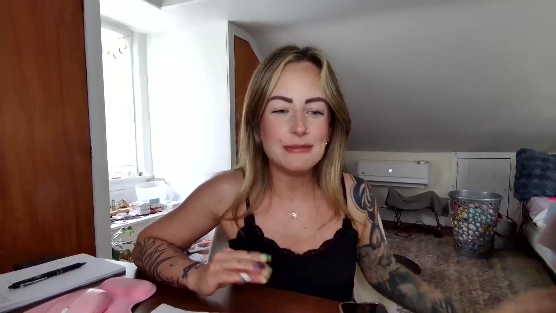 Gallery image thumbnail from Lena_bee's myfreecams stream on, 04/22/2025, 16:19 image 6 of 20