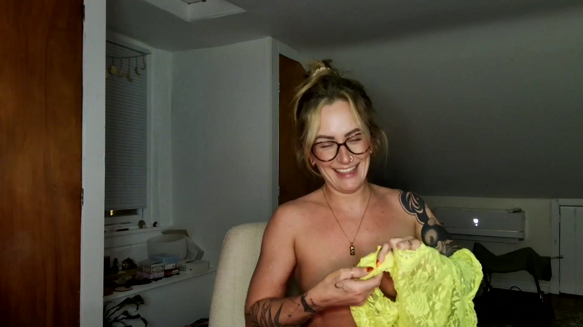 Gallery image thumbnail from Lena_bee's myfreecams stream on, 04/27/2025, 03:17 image 4 of 20