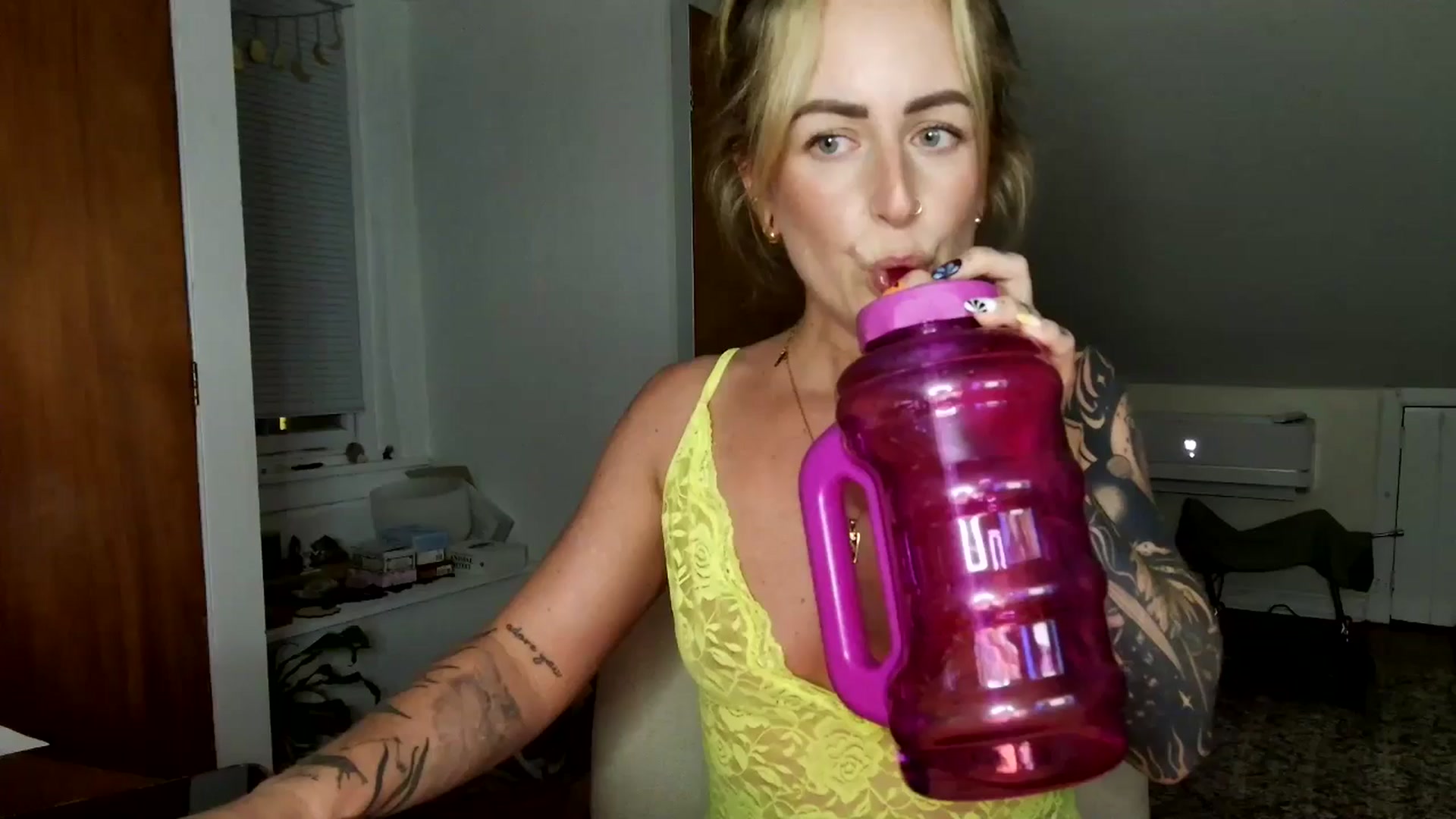 Gallery image thumbnail from Lena_bee's myfreecams stream on, 04/27/2025, 03:17 image 6 of 20