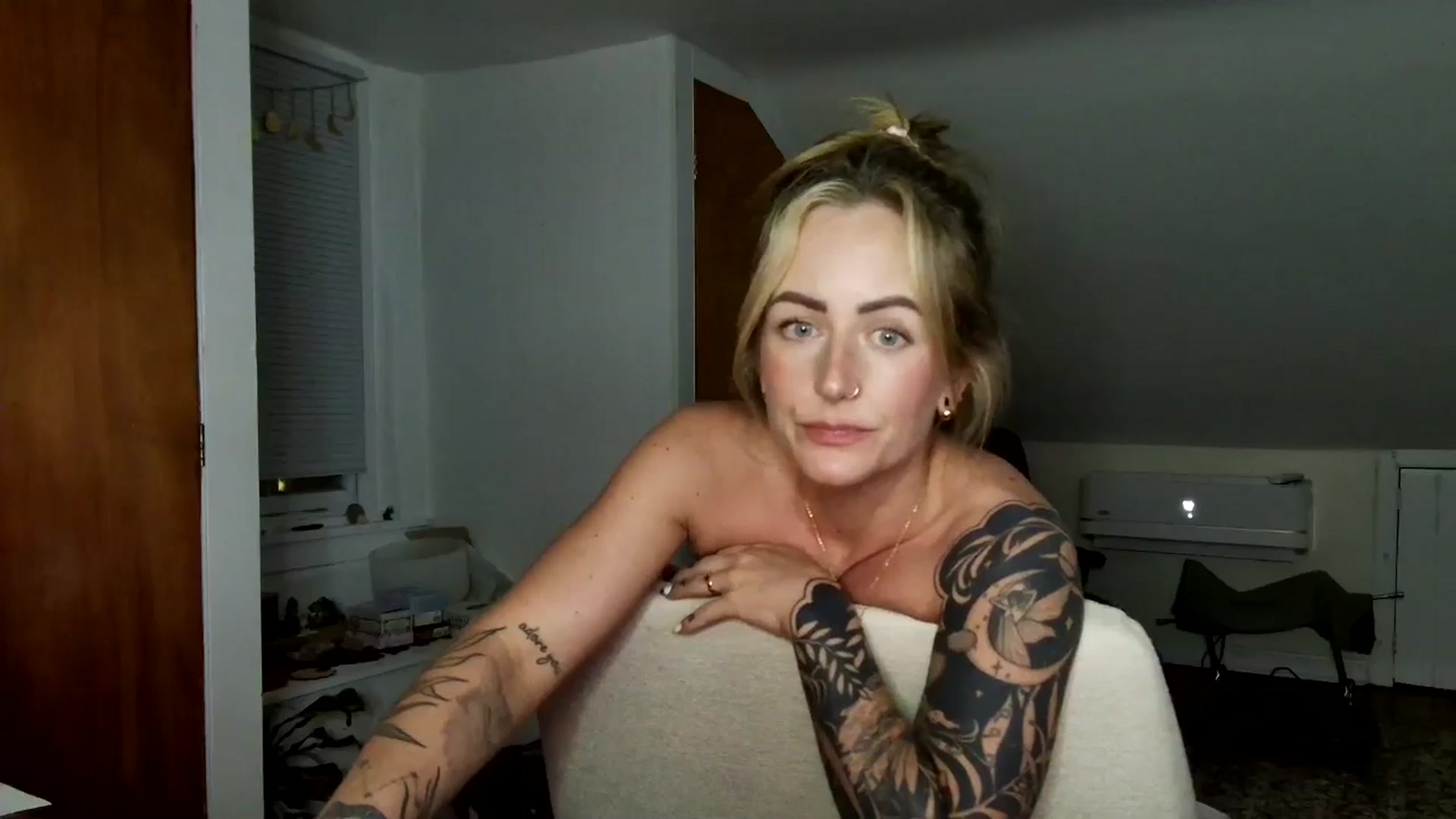 Gallery image thumbnail from Lena_bee's myfreecams stream on, 04/27/2025, 03:39 image 18 of 20