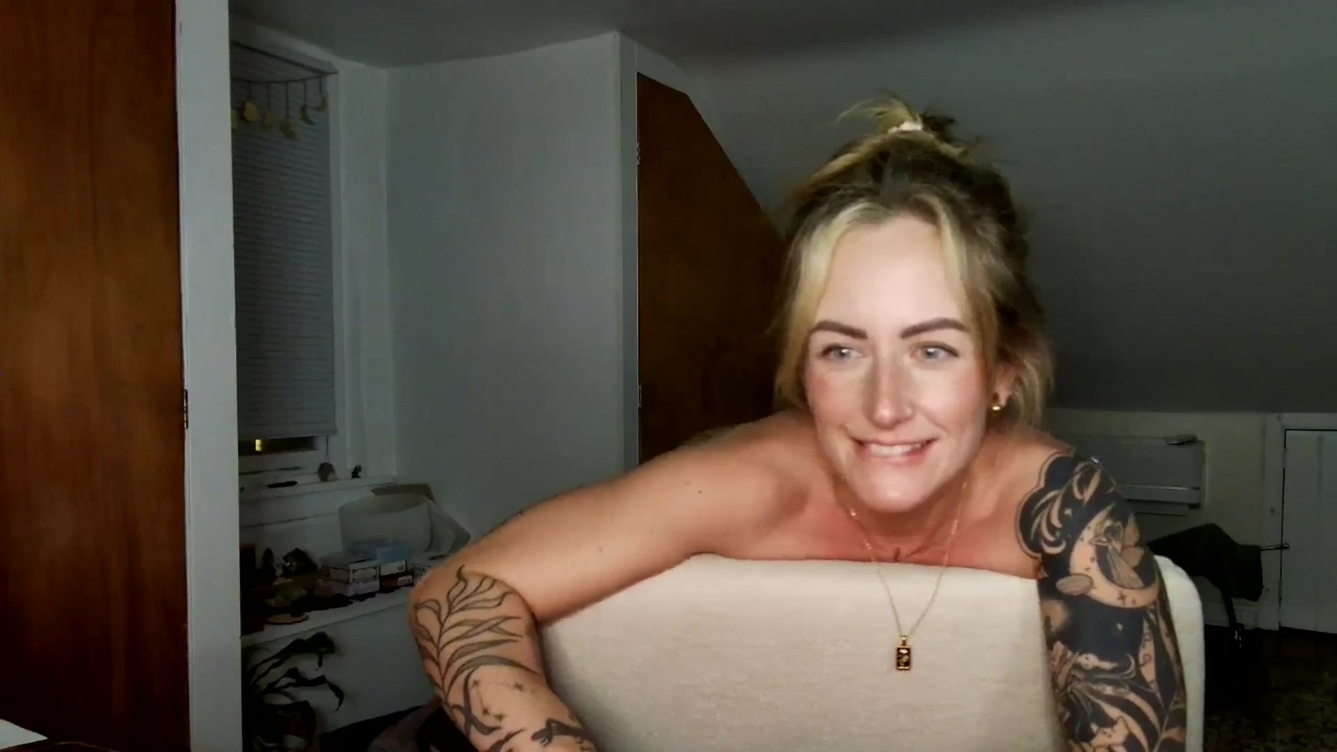 Gallery image thumbnail from Lena_bee's myfreecams stream on, 04/27/2025, 03:39 image 3 of 20