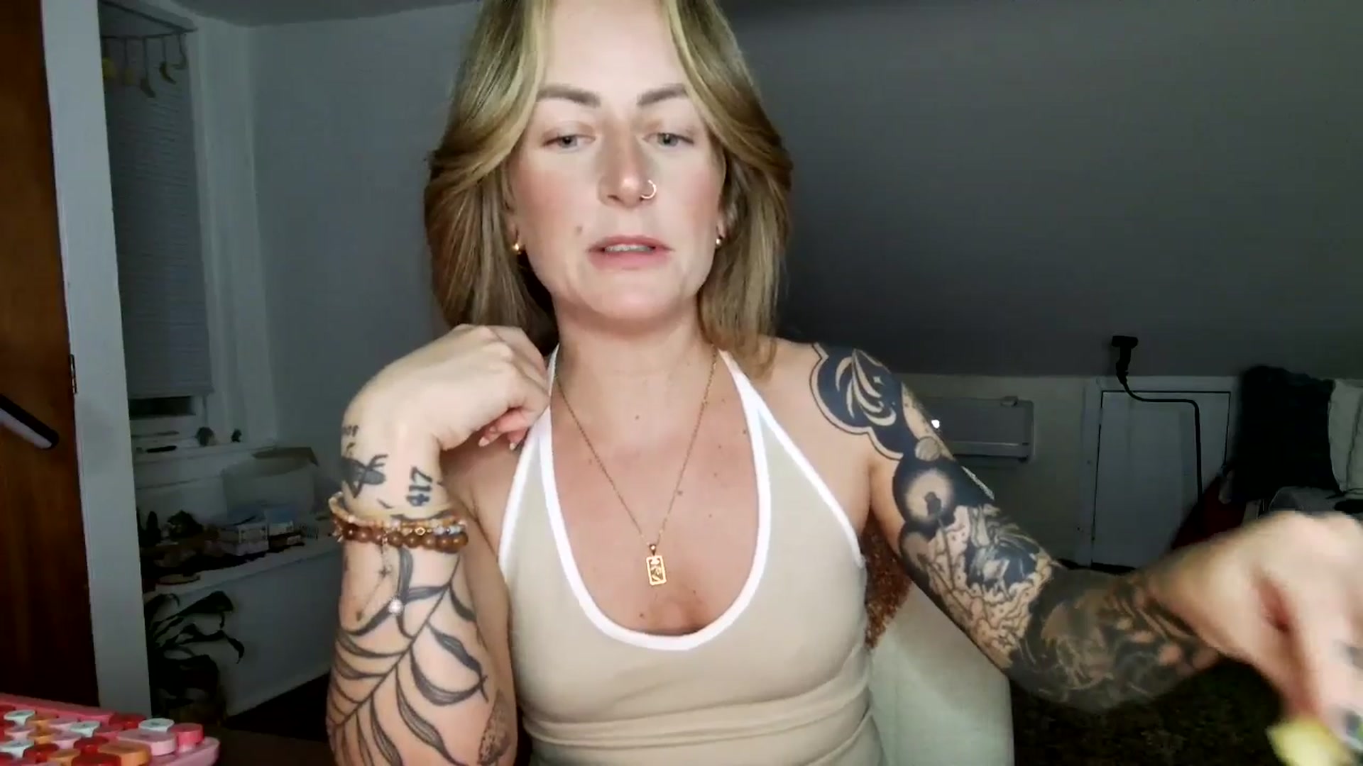 Gallery image thumbnail from Lena_bee's myfreecams stream on, 05/16/2025, 04:20 image 3 of 20