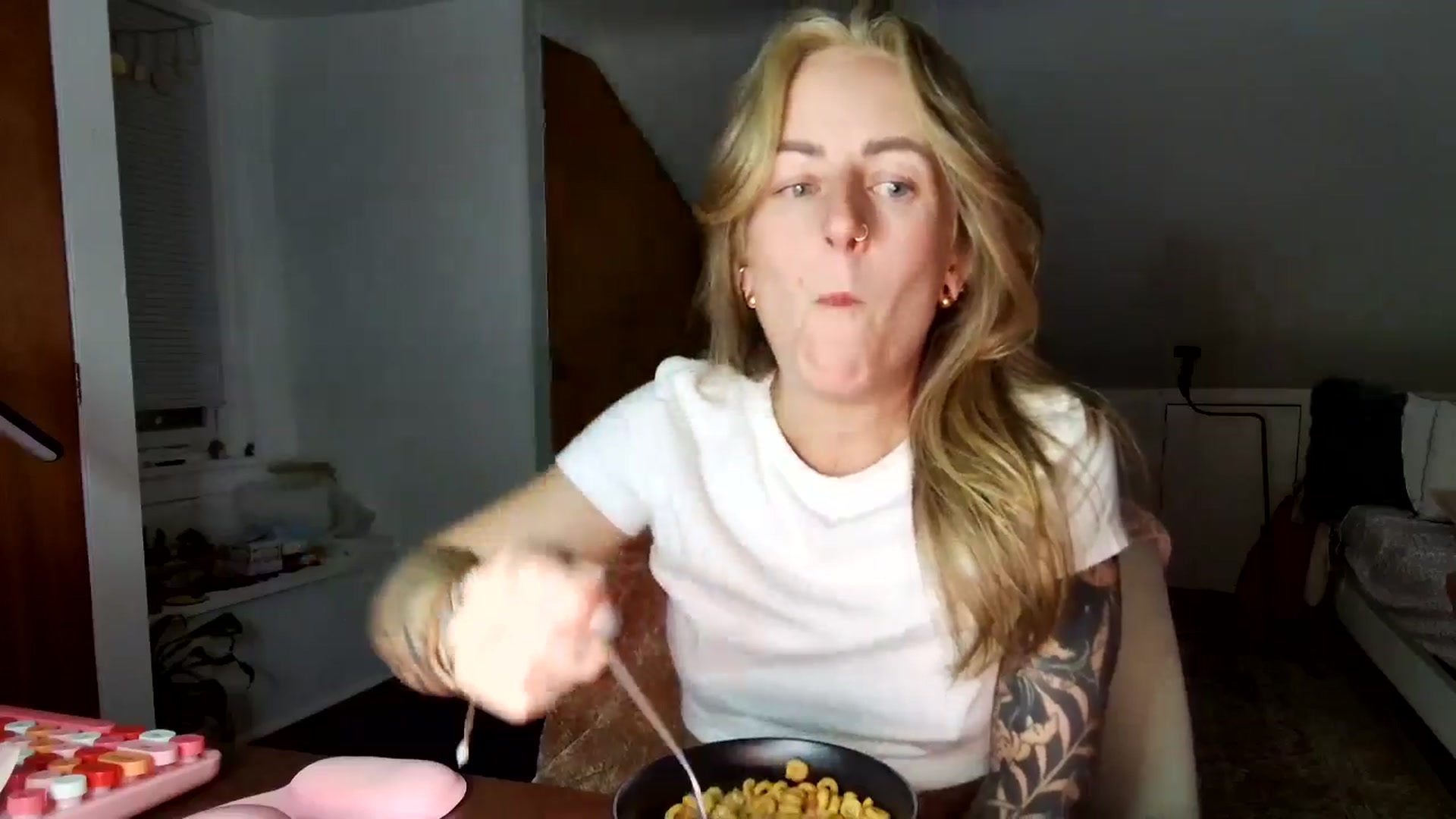 Gallery image thumbnail from Lena_bee's myfreecams stream on, 05/16/2025, 07:17 image 3 of 20