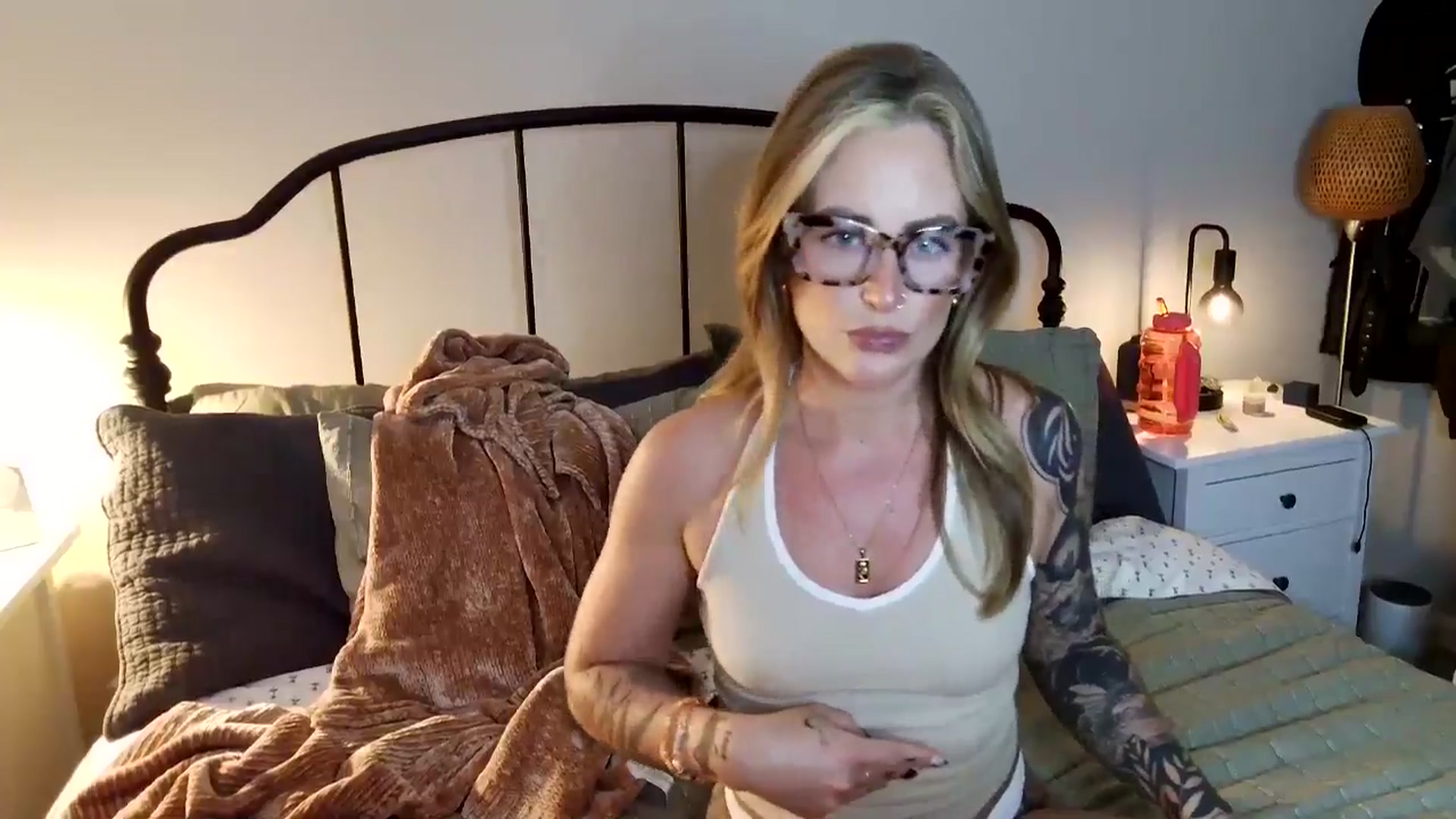 Gallery image thumbnail from Lena_bee's myfreecams stream on, 05/31/2025, 24:29 image 12 of 20