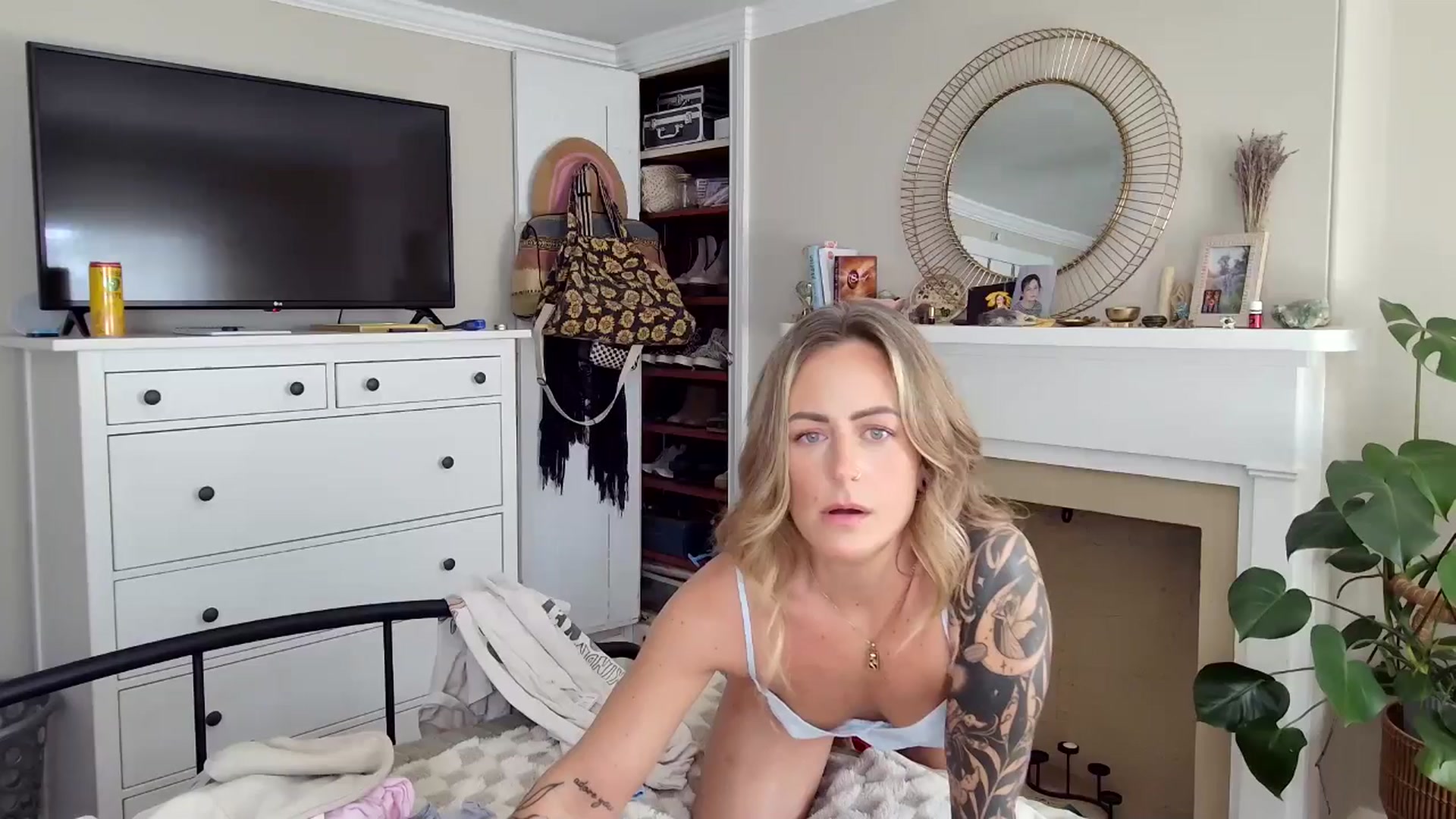 Gallery image thumbnail from Lena_bee's myfreecams stream on, 09/19/2025, 16:58 image 20 of 20