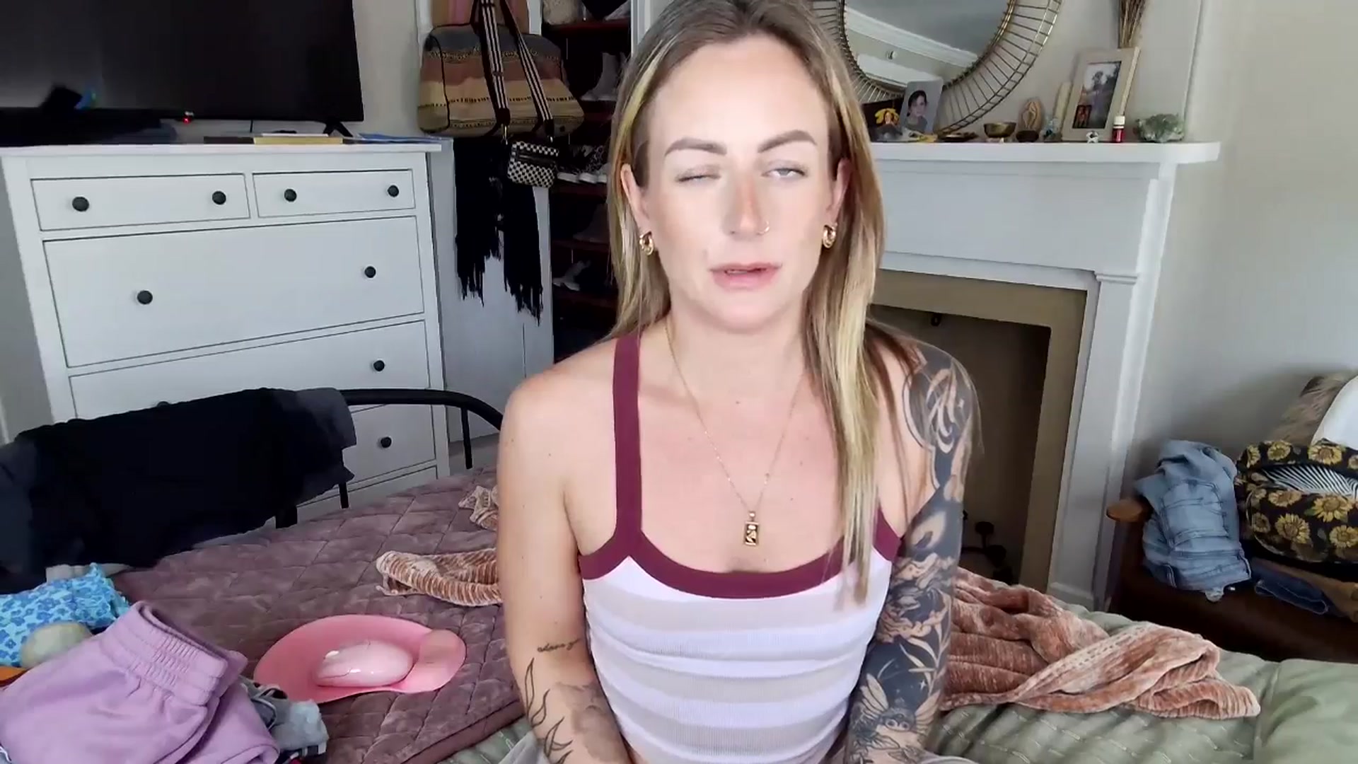 Gallery image thumbnail from Lena_bee's myfreecams stream on, 10/21/2025, 19:45 image 6 of 20