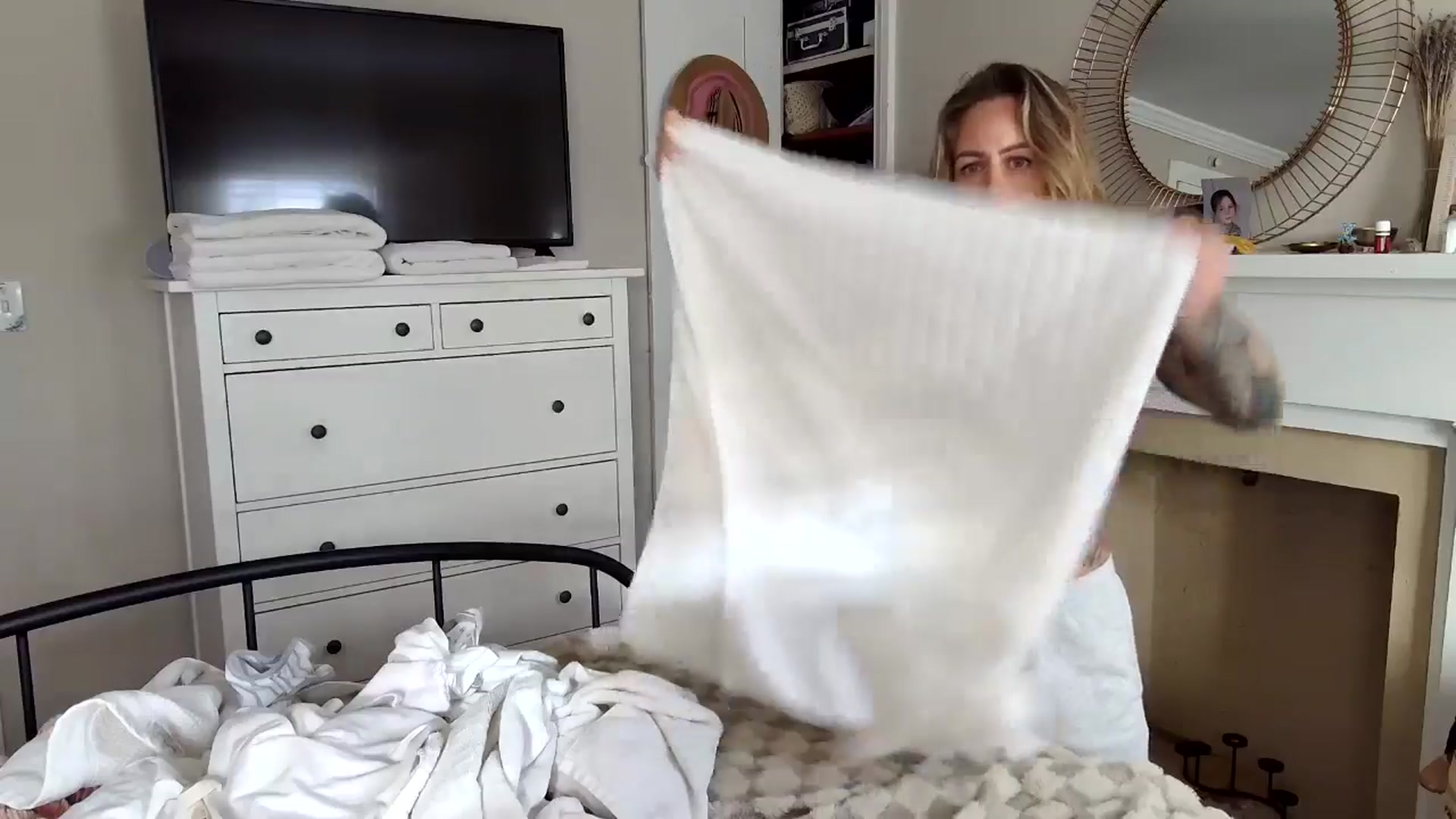 Gallery image thumbnail from Lena_bee's myfreecams stream on, 11/17/2025, 20:29 image 5 of 20