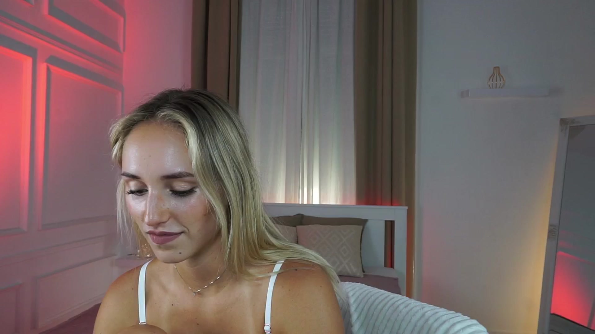 Gallery image thumbnail from LenaaStar's myfreecams stream on, 08/03/2025, 12:46 image 10 of 20