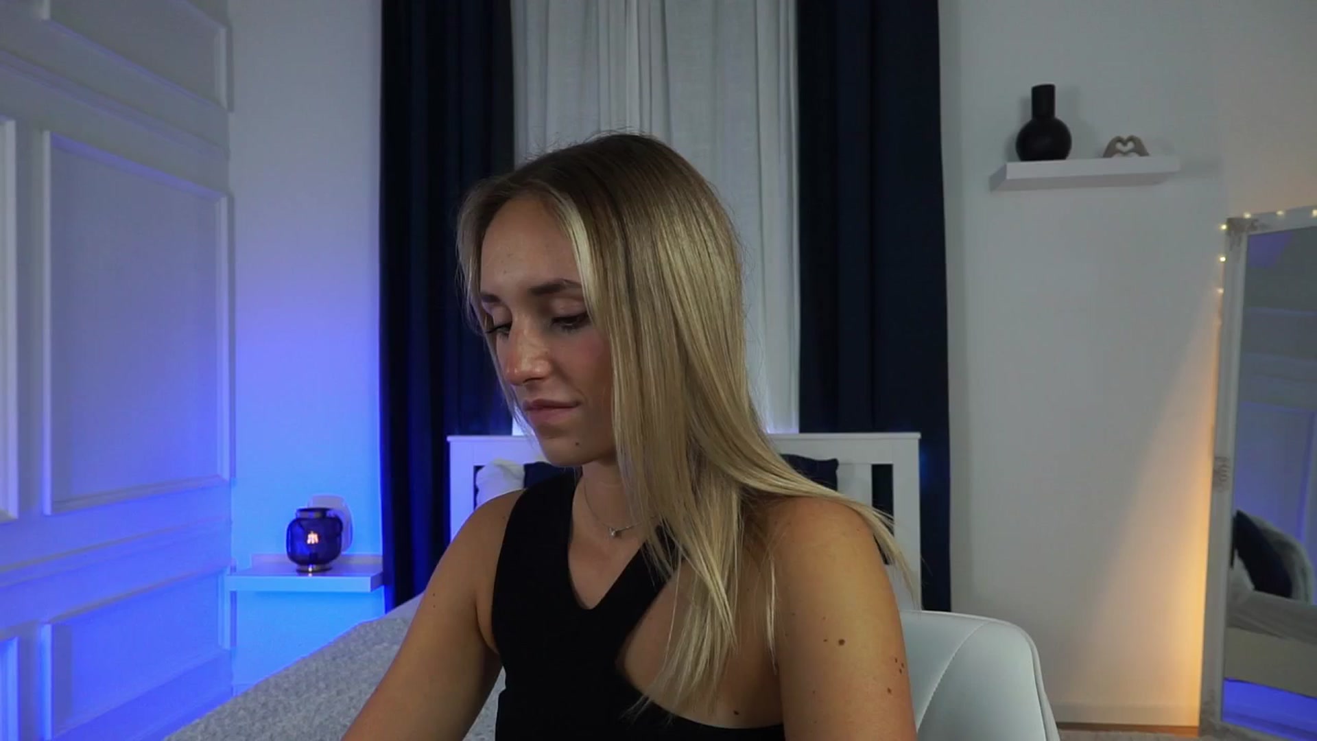 Gallery image thumbnail from LenaaStar's myfreecams stream on, 10/30/2025, 16:06 image 9 of 20