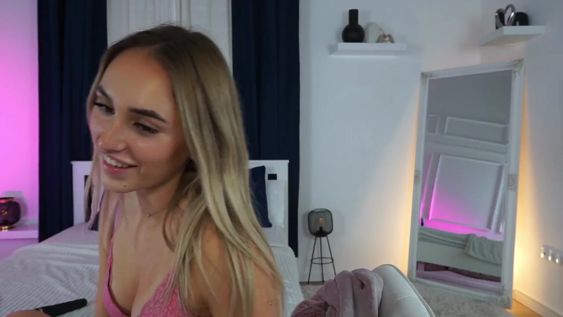 Gallery image thumbnail from LenaaStar's myfreecams stream on, 12/19/2025, 19:02 image 15 of 20