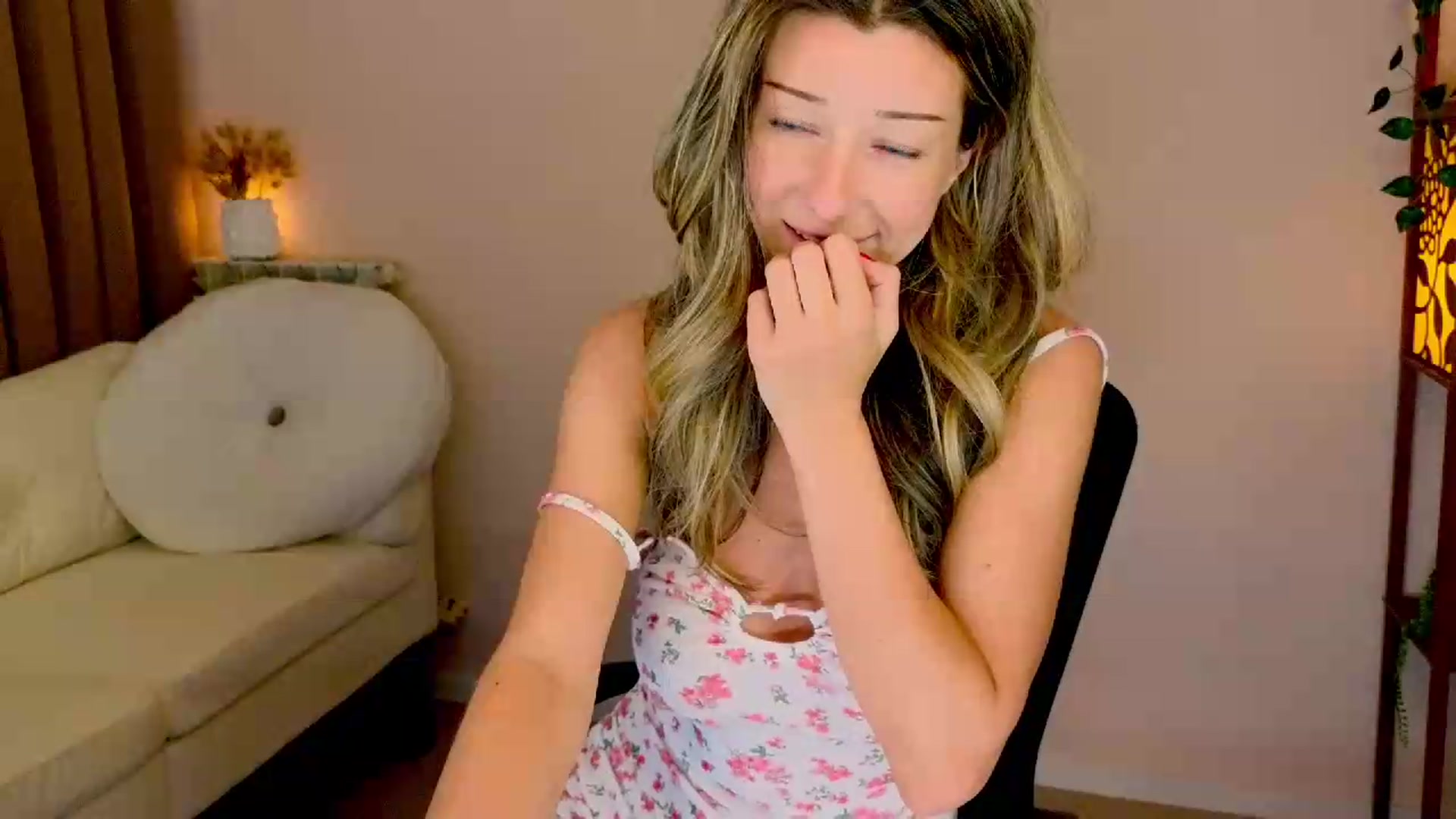 Gallery image thumbnail from Lenamuti25's myfreecams stream on, 07/07/2026, 13:43 image 5 of 20