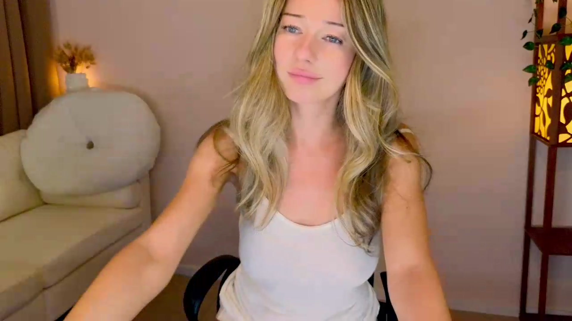 Gallery image thumbnail from Lenamuti25's myfreecams stream on, 07/15/2026, 07:35 image 3 of 20