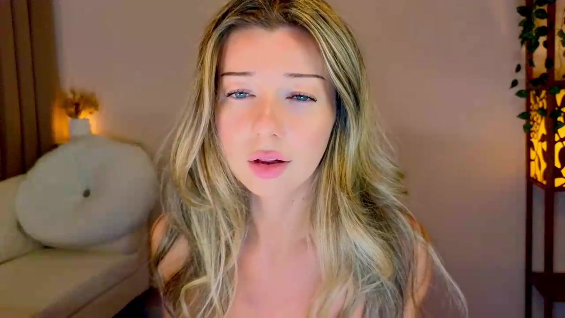 Gallery image thumbnail from Lenamuti25's myfreecams stream on, 07/22/2026, 11:32 image 10 of 20