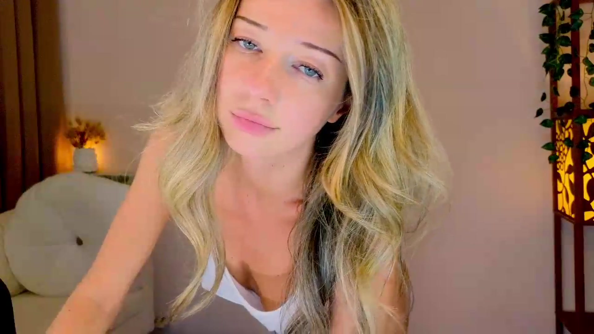 Gallery image thumbnail from Lenamuti25's myfreecams stream on, 07/24/2026, 10:59 image 2 of 20