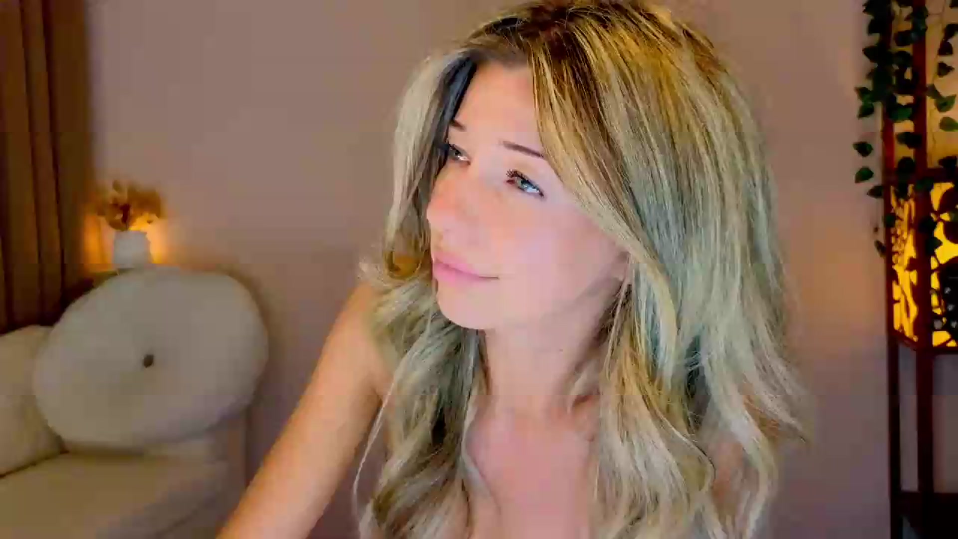 Gallery image thumbnail from Lenamuti25's myfreecams stream on, 08/12/2026, 10:06 image 1 of 20