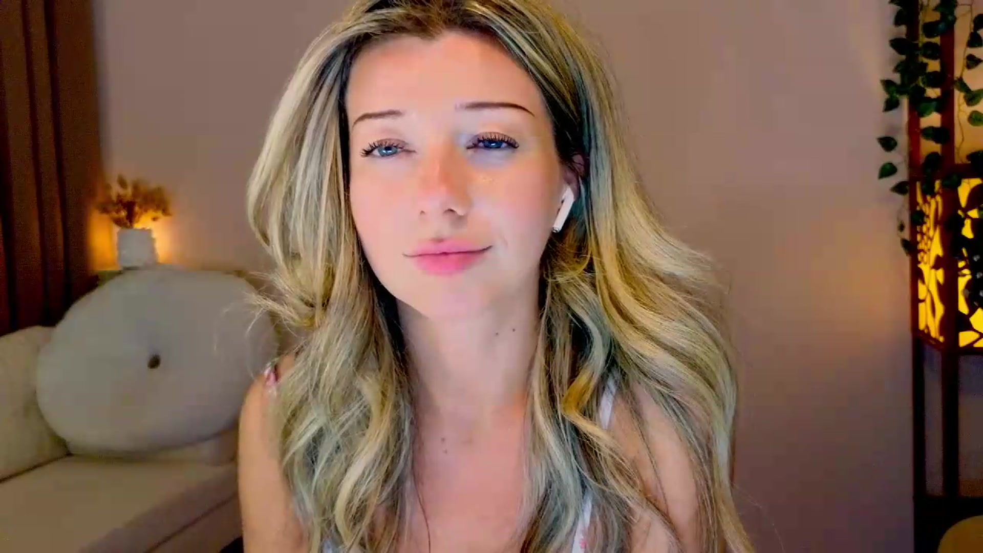Gallery image thumbnail from Lenamuti25's myfreecams stream on, 08/12/2026, 19:01 image 13 of 20