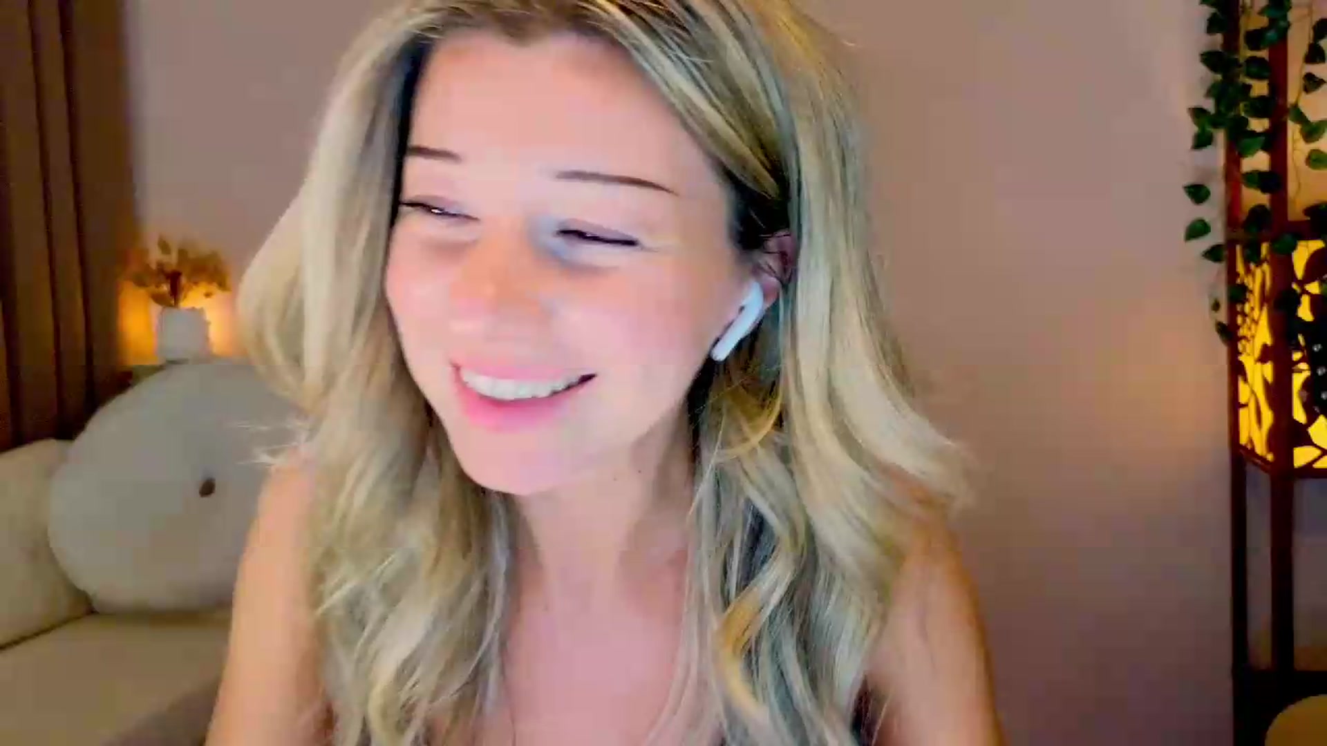 Gallery image thumbnail from Lenamuti25's myfreecams stream on, 08/12/2026, 19:01 image 15 of 20