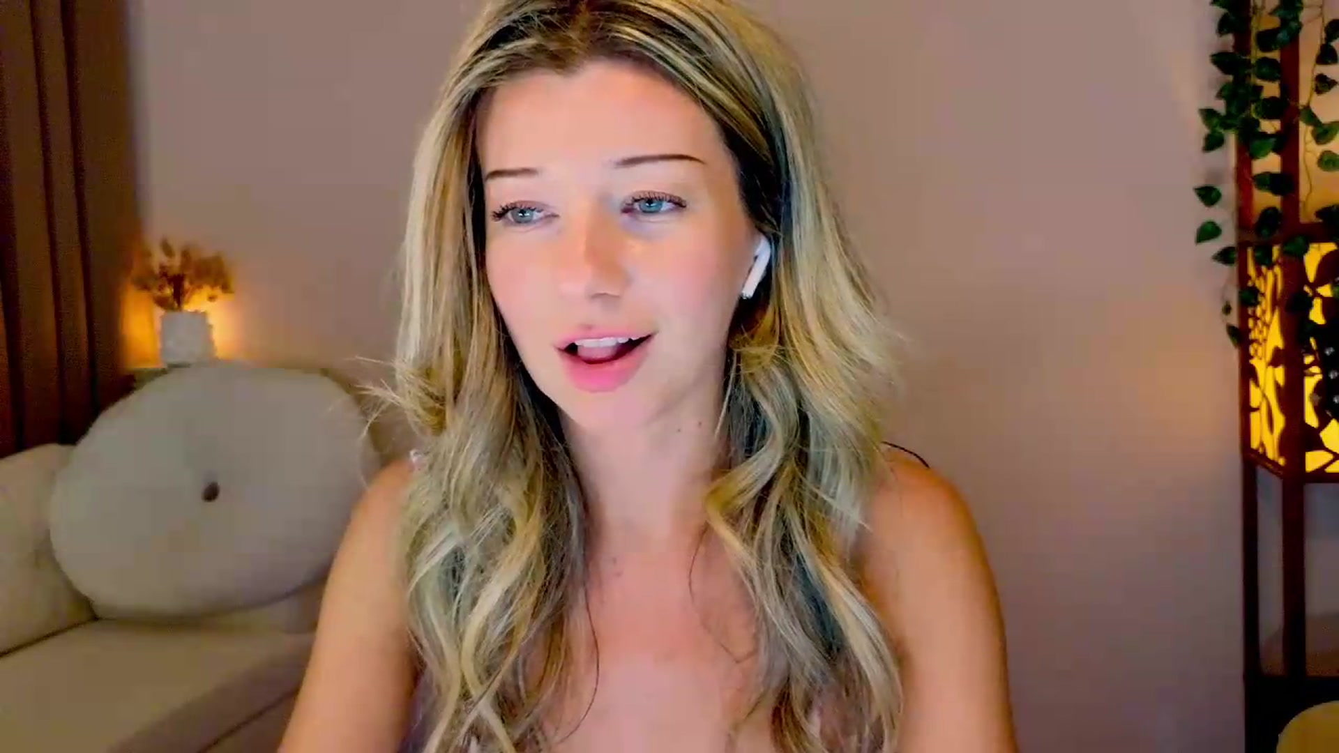 Gallery image thumbnail from Lenamuti25's myfreecams stream on, 08/12/2026, 19:01 image 11 of 20