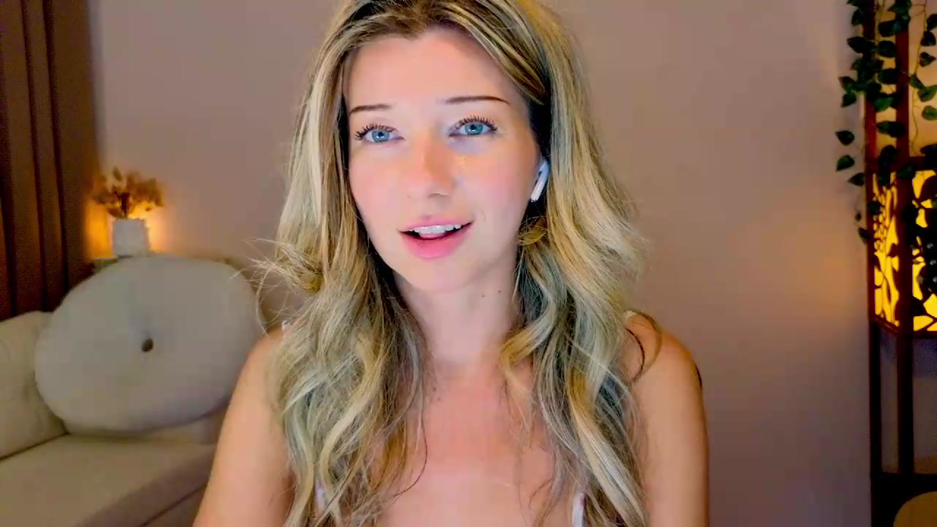 Gallery image thumbnail from Lenamuti25's myfreecams stream on, 08/12/2026, 19:01 image 9 of 20