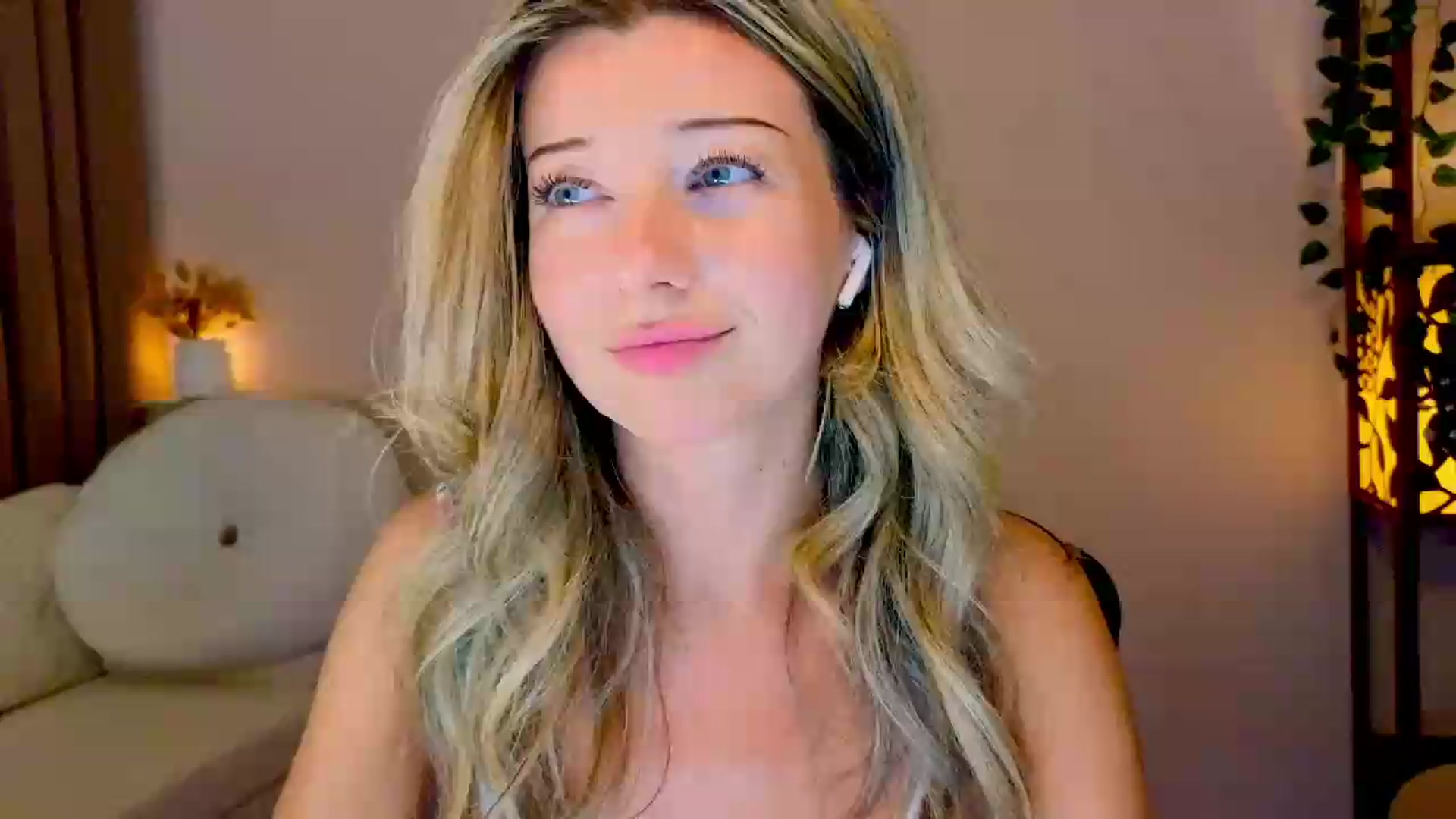 Gallery image thumbnail from Lenamuti25's myfreecams stream on, 08/12/2026, 19:01 image 10 of 20