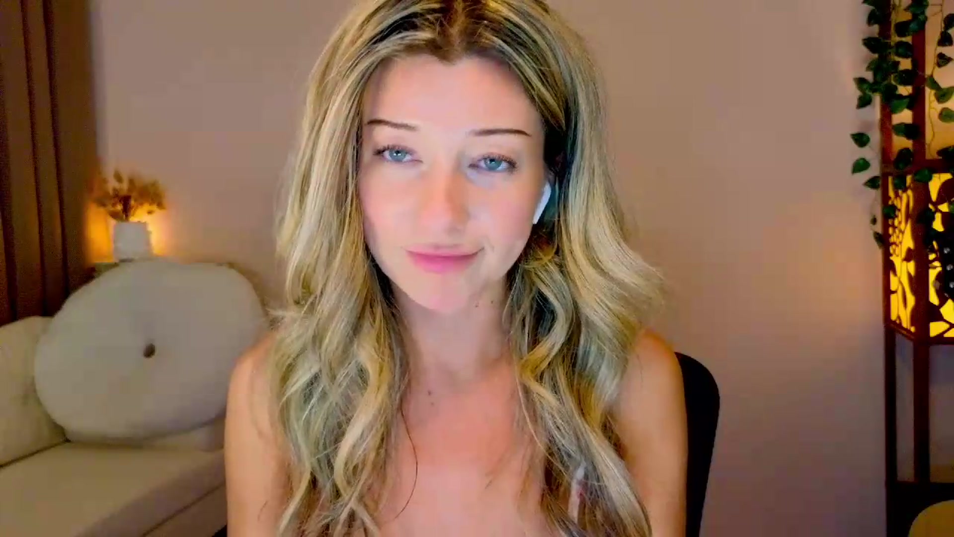 Gallery image thumbnail from Lenamuti25's myfreecams stream on, 08/12/2026, 19:01 image 16 of 20