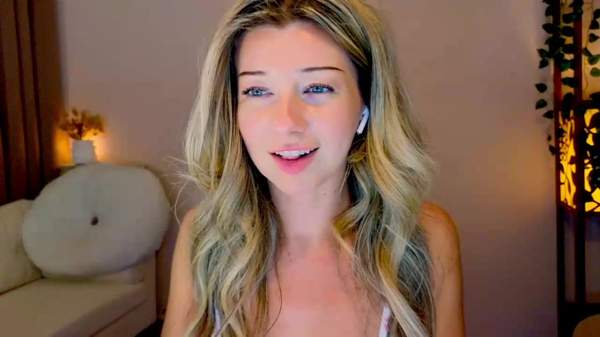 Gallery image thumbnail from Lenamuti25's myfreecams stream on, 08/12/2026, 19:01 image 2 of 20