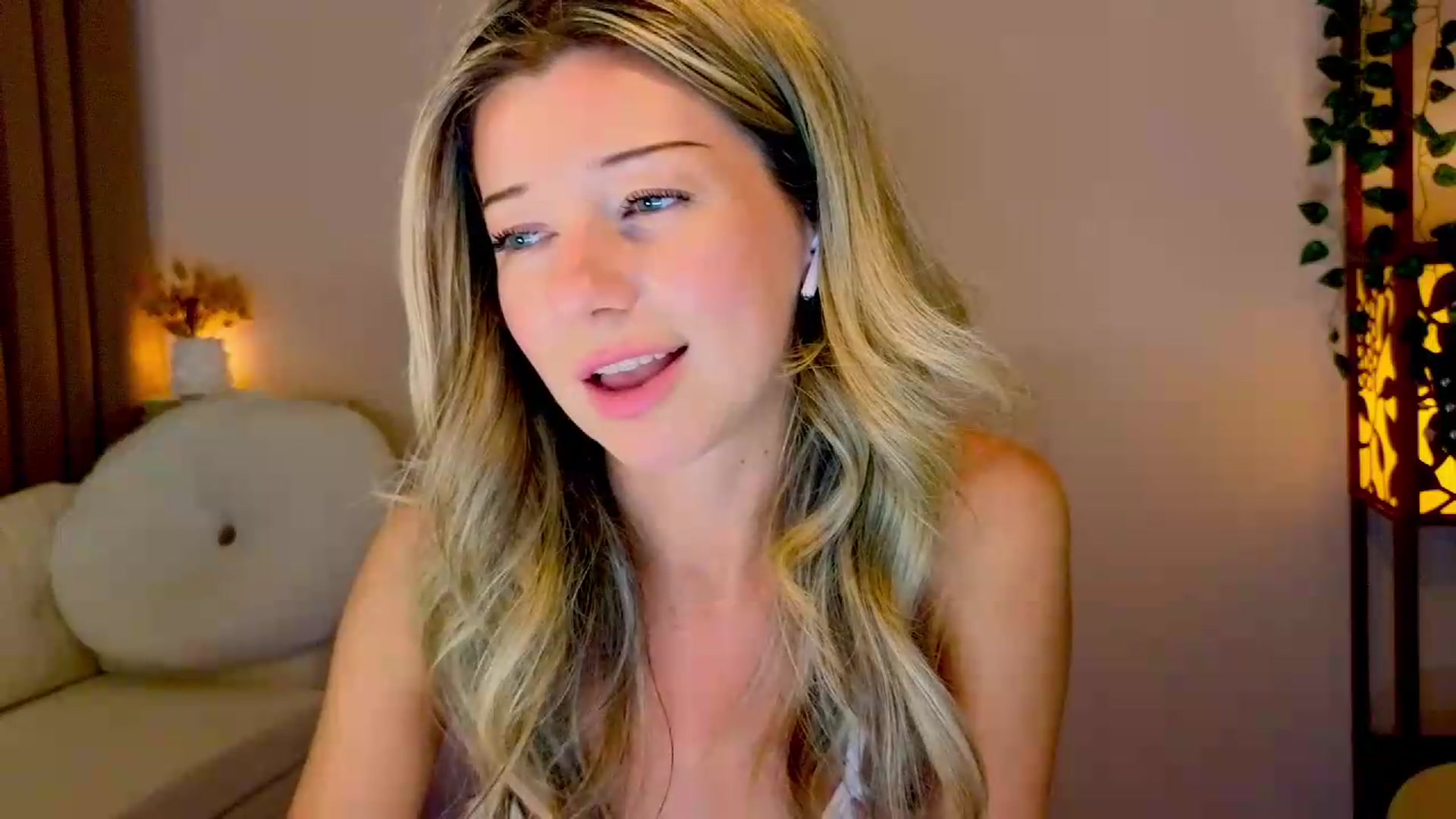 Gallery image thumbnail from Lenamuti25's myfreecams stream on, 08/12/2026, 19:01 image 19 of 20