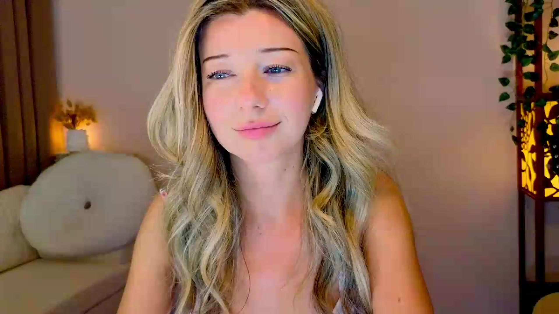 Gallery image thumbnail from Lenamuti25's myfreecams stream on, 08/12/2026, 19:01 image 14 of 20