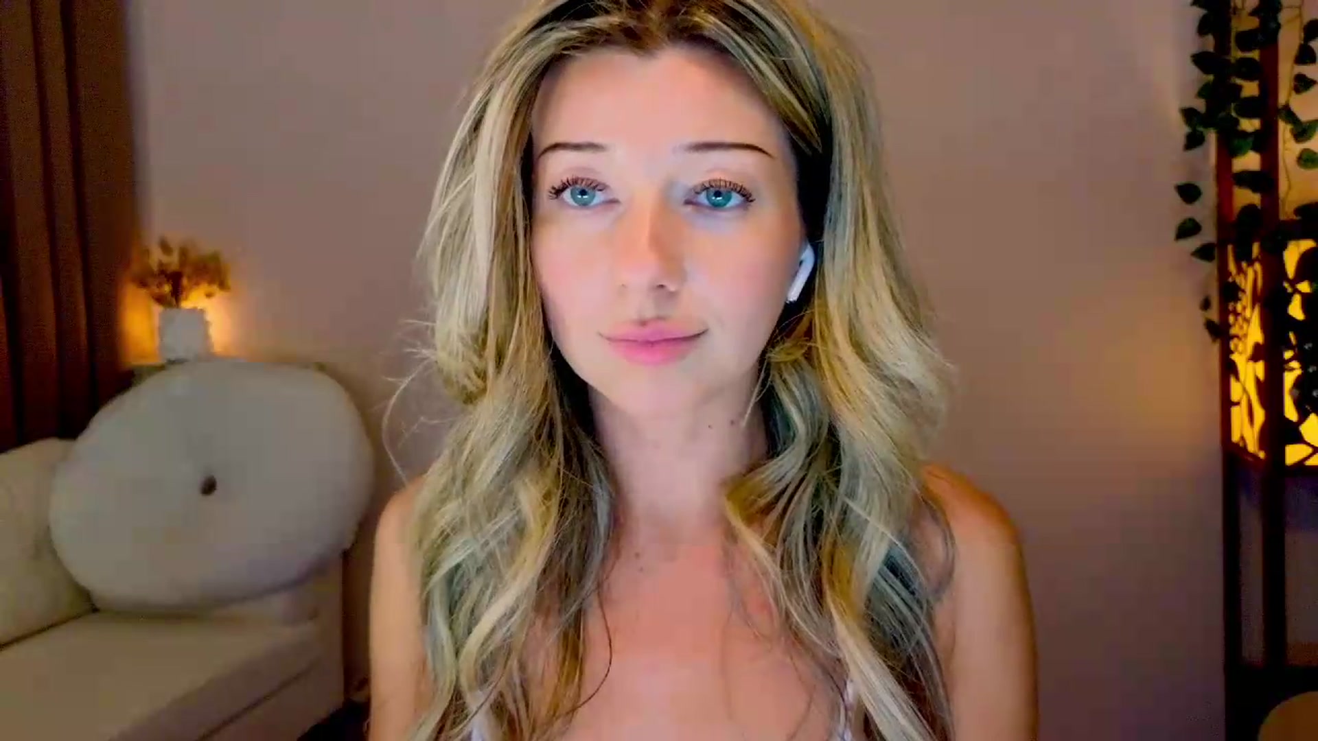 Gallery image thumbnail from Lenamuti25's myfreecams stream on, 08/12/2026, 19:01 image 3 of 20