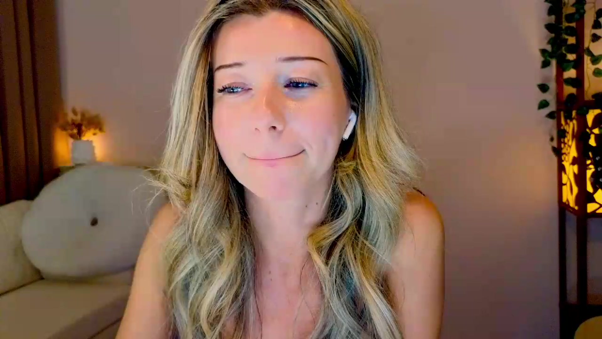 Gallery image thumbnail from Lenamuti25's myfreecams stream on, 08/12/2026, 19:01 image 12 of 20